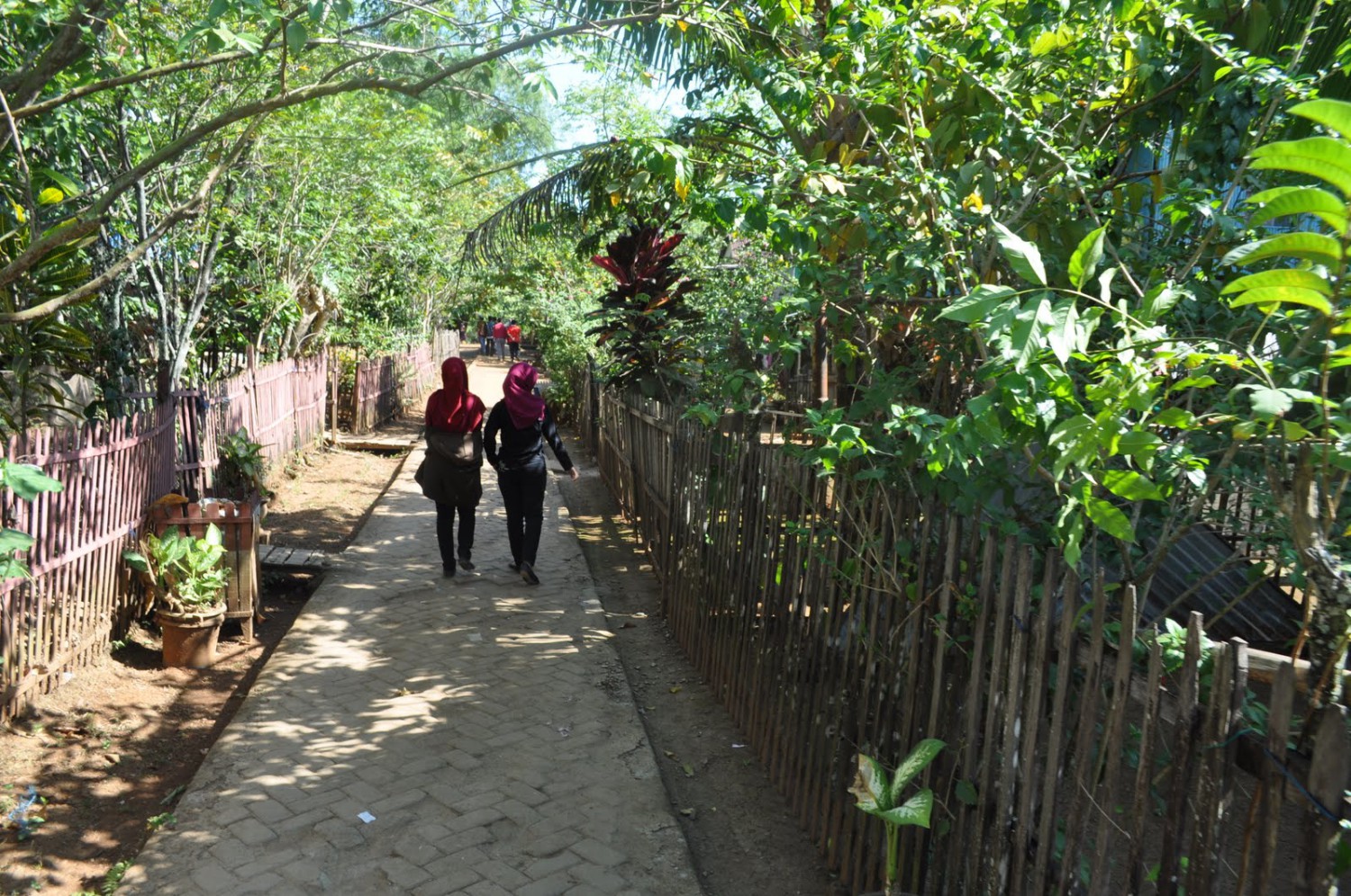 1. Trans Studio Makassar, 2. Bugis Waterpark, 3. Pelabuhan Paotere, 4. Dataran Tinggi Malino, 5. Danau Mawang, 6. Vihara Ibu Agung Bahari, 7. Pemandian Air Panas Lejja, 8. Pegunungan Karst Rammang-Rammang, 9. Desa Wisata Lakkang, 10. Masjid Terapung, 11. Danau Tempe, 12. Desa Wisata Ke’Te Kesu, 13. Kawasan Adat Ammatoa, 14. Pusat Kerajinan Perahu Phinisi, 15. Benteng Somba Opu