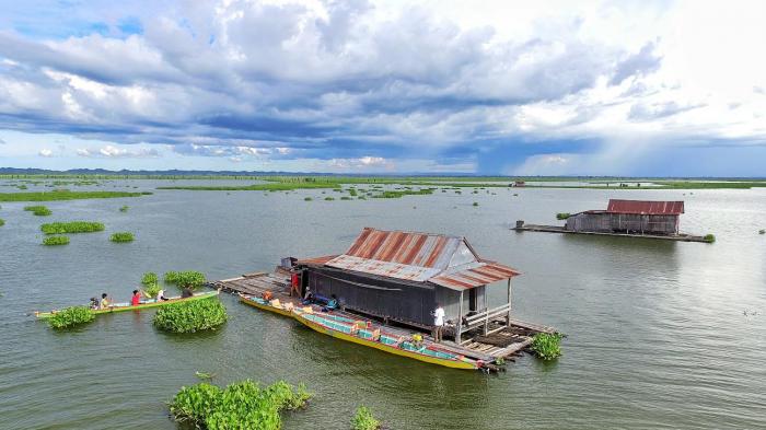 1. Trans Studio Makassar, 2. Bugis Waterpark, 3. Pelabuhan Paotere, 4. Dataran Tinggi Malino, 5. Danau Mawang, 6. Vihara Ibu Agung Bahari, 7. Pemandian Air Panas Lejja, 8. Pegunungan Karst Rammang-Rammang, 9. Desa Wisata Lakkang, 10. Masjid Terapung, 11. Danau Tempe, 12. Desa Wisata Ke’Te Kesu, 13. Kawasan Adat Ammatoa, 14. Pusat Kerajinan Perahu Phinisi, 15. Benteng Somba Opu