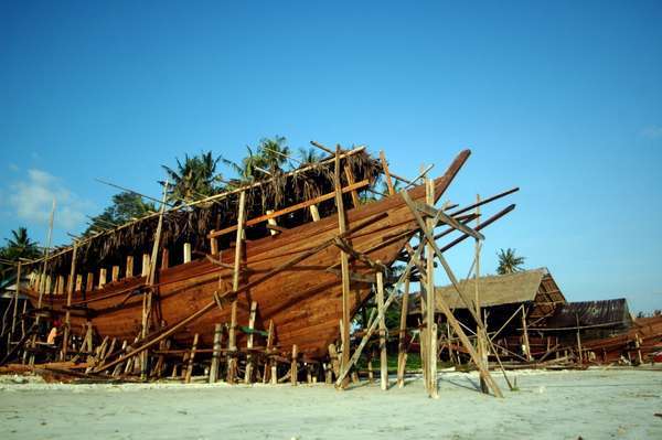 1. Trans Studio Makassar, 2. Bugis Waterpark, 3. Pelabuhan Paotere, 4. Dataran Tinggi Malino, 5. Danau Mawang, 6. Vihara Ibu Agung Bahari, 7. Pemandian Air Panas Lejja, 8. Pegunungan Karst Rammang-Rammang, 9. Desa Wisata Lakkang, 10. Masjid Terapung, 11. Danau Tempe, 12. Desa Wisata Ke’Te Kesu, 13. Kawasan Adat Ammatoa, 14. Pusat Kerajinan Perahu Phinisi, 15. Benteng Somba Opu
