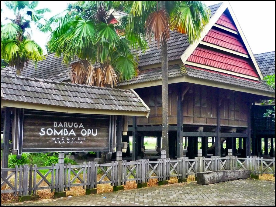 1. Trans Studio Makassar, 2. Bugis Waterpark, 3. Pelabuhan Paotere, 4. Dataran Tinggi Malino, 5. Danau Mawang, 6. Vihara Ibu Agung Bahari, 7. Pemandian Air Panas Lejja, 8. Pegunungan Karst Rammang-Rammang, 9. Desa Wisata Lakkang, 10. Masjid Terapung, 11. Danau Tempe, 12. Desa Wisata Ke’Te Kesu, 13. Kawasan Adat Ammatoa, 14. Pusat Kerajinan Perahu Phinisi, 15. Benteng Somba Opu