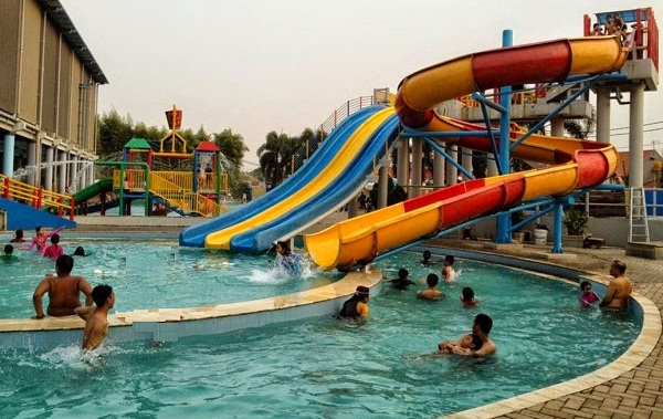 1. Danau Alamanda, 2. Transera Waterpark, 3. Bumi Perkemahan, 4. Situ Gede, 5. Saung Wulan, 6. Danau Cipule, 7. Klenteng Hok Lay Kiong, 8. Vihara Dharma Jaya, 9. Pura Agung Tirta Bhuana, 10. Masjid Jami’ Al-Hidayah, 11. Rimba Kota, 12. Danau Ramaias, 13. Taman Alun Alun Kota, 14. Galaxy Tirta Mas, 15. Go! Wet Waterpark, 16. Danau Marakas, 17. Waterboom Lippo Cikarang, 18. Taman Kemang Pratama, 19. Curug Parigi, 20. Dunia Salju, 21. Pantai Muara Gembong, 22. Pantai Muara Beting, 23. Pantai Muara Bendera, 24. Pantai Mekar, 25. Hutan Kota, 26. Taman Buaya Indonesia Jaya, 27. Gedung Juang 45, 28. Saung Ranggon, 29. Danau Cibeureum, 30. Rumah Pohon Jatiasih