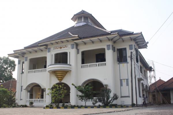 1. Danau Alamanda, 2. Transera Waterpark, 3. Bumi Perkemahan, 4. Situ Gede, 5. Saung Wulan, 6. Danau Cipule, 7. Klenteng Hok Lay Kiong, 8. Vihara Dharma Jaya, 9. Pura Agung Tirta Bhuana, 10. Masjid Jami’ Al-Hidayah, 11. Rimba Kota, 12. Danau Ramaias, 13. Taman Alun Alun Kota, 14. Galaxy Tirta Mas, 15. Go! Wet Waterpark, 16. Danau Marakas, 17. Waterboom Lippo Cikarang, 18. Taman Kemang Pratama, 19. Curug Parigi, 20. Dunia Salju, 21. Pantai Muara Gembong, 22. Pantai Muara Beting, 23. Pantai Muara Bendera, 24. Pantai Mekar, 25. Hutan Kota, 26. Taman Buaya Indonesia Jaya, 27. Gedung Juang 45, 28. Saung Ranggon, 29. Danau Cibeureum, 30. Rumah Pohon Jatiasih