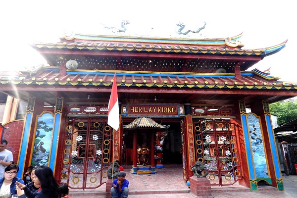1. Danau Alamanda, 2. Transera Waterpark, 3. Bumi Perkemahan, 4. Situ Gede, 5. Saung Wulan, 6. Danau Cipule, 7. Klenteng Hok Lay Kiong, 8. Vihara Dharma Jaya, 9. Pura Agung Tirta Bhuana, 10. Masjid Jami’ Al-Hidayah, 11. Rimba Kota, 12. Danau Ramaias, 13. Taman Alun Alun Kota, 14. Galaxy Tirta Mas, 15. Go! Wet Waterpark, 16. Danau Marakas, 17. Waterboom Lippo Cikarang, 18. Taman Kemang Pratama, 19. Curug Parigi, 20. Dunia Salju, 21. Pantai Muara Gembong, 22. Pantai Muara Beting, 23. Pantai Muara Bendera, 24. Pantai Mekar, 25. Hutan Kota, 26. Taman Buaya Indonesia Jaya, 27. Gedung Juang 45, 28. Saung Ranggon, 29. Danau Cibeureum, 30. Rumah Pohon Jatiasih