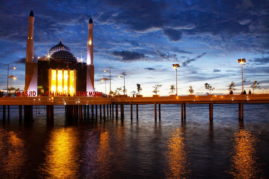1. Trans Studio Makassar, 2. Bugis Waterpark, 3. Pelabuhan Paotere, 4. Dataran Tinggi Malino, 5. Danau Mawang, 6. Vihara Ibu Agung Bahari, 7. Pemandian Air Panas Lejja, 8. Pegunungan Karst Rammang-Rammang, 9. Desa Wisata Lakkang, 10. Masjid Terapung, 11. Danau Tempe, 12. Desa Wisata Ke’Te Kesu, 13. Kawasan Adat Ammatoa, 14. Pusat Kerajinan Perahu Phinisi, 15. Benteng Somba Opu