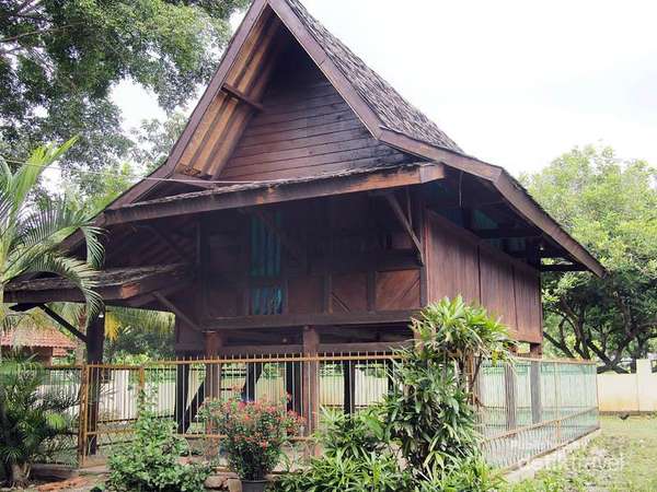 1. Danau Alamanda, 2. Transera Waterpark, 3. Bumi Perkemahan, 4. Situ Gede, 5. Saung Wulan, 6. Danau Cipule, 7. Klenteng Hok Lay Kiong, 8. Vihara Dharma Jaya, 9. Pura Agung Tirta Bhuana, 10. Masjid Jami’ Al-Hidayah, 11. Rimba Kota, 12. Danau Ramaias, 13. Taman Alun Alun Kota, 14. Galaxy Tirta Mas, 15. Go! Wet Waterpark, 16. Danau Marakas, 17. Waterboom Lippo Cikarang, 18. Taman Kemang Pratama, 19. Curug Parigi, 20. Dunia Salju, 21. Pantai Muara Gembong, 22. Pantai Muara Beting, 23. Pantai Muara Bendera, 24. Pantai Mekar, 25. Hutan Kota, 26. Taman Buaya Indonesia Jaya, 27. Gedung Juang 45, 28. Saung Ranggon, 29. Danau Cibeureum, 30. Rumah Pohon Jatiasih
