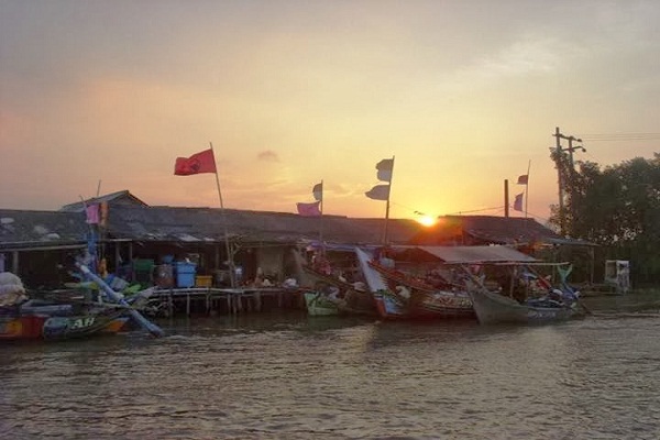 1. Danau Alamanda, 2. Transera Waterpark, 3. Bumi Perkemahan, 4. Situ Gede, 5. Saung Wulan, 6. Danau Cipule, 7. Klenteng Hok Lay Kiong, 8. Vihara Dharma Jaya, 9. Pura Agung Tirta Bhuana, 10. Masjid Jami’ Al-Hidayah, 11. Rimba Kota, 12. Danau Ramaias, 13. Taman Alun Alun Kota, 14. Galaxy Tirta Mas, 15. Go! Wet Waterpark, 16. Danau Marakas, 17. Waterboom Lippo Cikarang, 18. Taman Kemang Pratama, 19. Curug Parigi, 20. Dunia Salju, 21. Pantai Muara Gembong, 22. Pantai Muara Beting, 23. Pantai Muara Bendera, 24. Pantai Mekar, 25. Hutan Kota, 26. Taman Buaya Indonesia Jaya, 27. Gedung Juang 45, 28. Saung Ranggon, 29. Danau Cibeureum, 30. Rumah Pohon Jatiasih