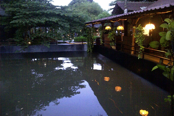 1. Danau Alamanda, 2. Transera Waterpark, 3. Bumi Perkemahan, 4. Situ Gede, 5. Saung Wulan, 6. Danau Cipule, 7. Klenteng Hok Lay Kiong, 8. Vihara Dharma Jaya, 9. Pura Agung Tirta Bhuana, 10. Masjid Jami’ Al-Hidayah, 11. Rimba Kota, 12. Danau Ramaias, 13. Taman Alun Alun Kota, 14. Galaxy Tirta Mas, 15. Go! Wet Waterpark, 16. Danau Marakas, 17. Waterboom Lippo Cikarang, 18. Taman Kemang Pratama, 19. Curug Parigi, 20. Dunia Salju, 21. Pantai Muara Gembong, 22. Pantai Muara Beting, 23. Pantai Muara Bendera, 24. Pantai Mekar, 25. Hutan Kota, 26. Taman Buaya Indonesia Jaya, 27. Gedung Juang 45, 28. Saung Ranggon, 29. Danau Cibeureum, 30. Rumah Pohon Jatiasih