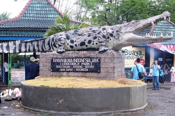 1. Danau Alamanda, 2. Transera Waterpark, 3. Bumi Perkemahan, 4. Situ Gede, 5. Saung Wulan, 6. Danau Cipule, 7. Klenteng Hok Lay Kiong, 8. Vihara Dharma Jaya, 9. Pura Agung Tirta Bhuana, 10. Masjid Jami’ Al-Hidayah, 11. Rimba Kota, 12. Danau Ramaias, 13. Taman Alun Alun Kota, 14. Galaxy Tirta Mas, 15. Go! Wet Waterpark, 16. Danau Marakas, 17. Waterboom Lippo Cikarang, 18. Taman Kemang Pratama, 19. Curug Parigi, 20. Dunia Salju, 21. Pantai Muara Gembong, 22. Pantai Muara Beting, 23. Pantai Muara Bendera, 24. Pantai Mekar, 25. Hutan Kota, 26. Taman Buaya Indonesia Jaya, 27. Gedung Juang 45, 28. Saung Ranggon, 29. Danau Cibeureum, 30. Rumah Pohon Jatiasih
