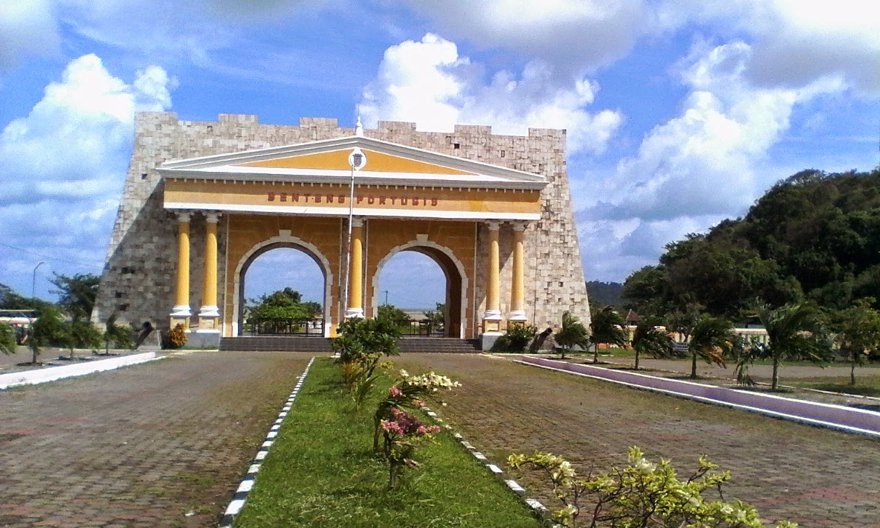 1. Pantai Bandengan, 2. Kepulauan Karimunjawa, 3. Akar Seribu Plajan, 4. Pantai Kartini, 5. Museum R.A Kartini , 6. Pulau Panjang, 7. Benteng Portugis, 8. Air Terjun Songgolangit, 9. Pantai Teluk Awur, 10. Pantai Pungkruk, 11. Pulau Mandalika, 12. Pantai Ombak Mati, 13. Pantai Gua Manik, 14. Goa Tritip, 15. Danau Blingoh, 16. Pertapaan Ratu Kalinyamat, 17. Masjid Mantingan, 18. Air Terjun Jurang Nganten, 19. Candi Bubrah, 20. Tiara Park Waterboom, 21. Jepara Ocean Park, 22. Gunung Genuk, 23. Gunung Muria, 24. Hutan Wisata Wono Sreni Indah, 25. Hutan Pinus Setro Batealit