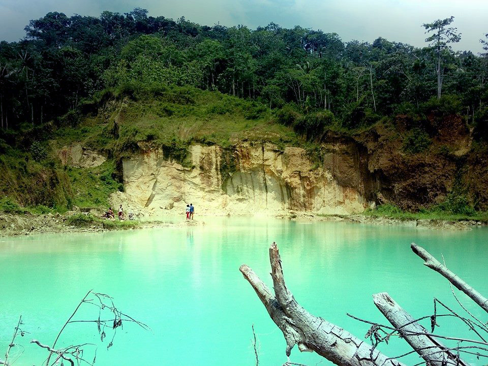 1. Pantai Bandengan, 2. Kepulauan Karimunjawa, 3. Akar Seribu Plajan, 4. Pantai Kartini, 5. Museum R.A Kartini , 6. Pulau Panjang, 7. Benteng Portugis, 8. Air Terjun Songgolangit, 9. Pantai Teluk Awur, 10. Pantai Pungkruk, 11. Pulau Mandalika, 12. Pantai Ombak Mati, 13. Pantai Gua Manik, 14. Goa Tritip, 15. Danau Blingoh, 16. Pertapaan Ratu Kalinyamat, 17. Masjid Mantingan, 18. Air Terjun Jurang Nganten, 19. Candi Bubrah, 20. Tiara Park Waterboom, 21. Jepara Ocean Park, 22. Gunung Genuk, 23. Gunung Muria, 24. Hutan Wisata Wono Sreni Indah, 25. Hutan Pinus Setro Batealit