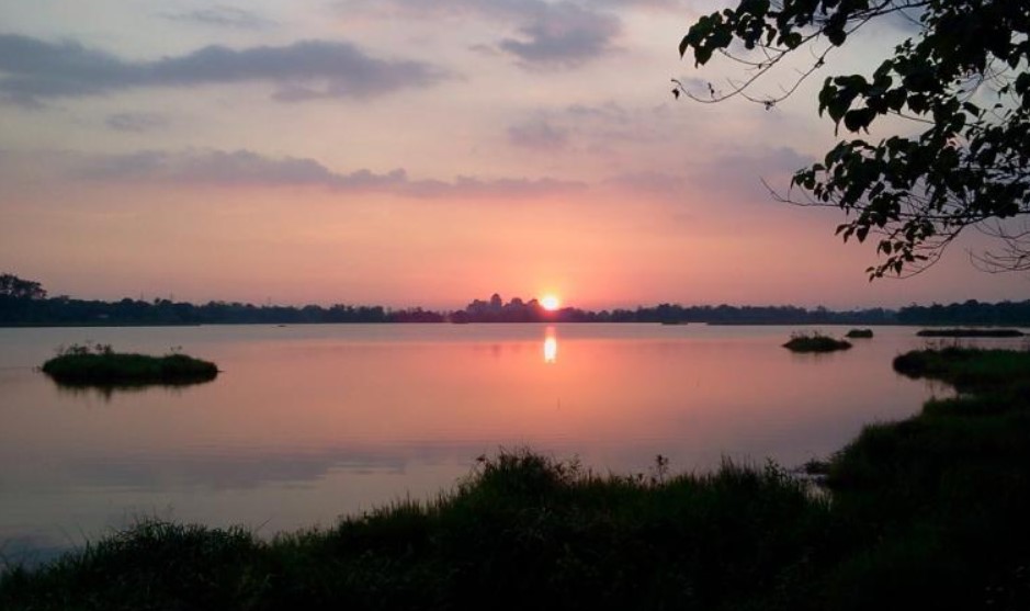 1. Trans Studio Makassar, 2. Bugis Waterpark, 3. Pelabuhan Paotere, 4. Dataran Tinggi Malino, 5. Danau Mawang, 6. Vihara Ibu Agung Bahari, 7. Pemandian Air Panas Lejja, 8. Pegunungan Karst Rammang-Rammang, 9. Desa Wisata Lakkang, 10. Masjid Terapung, 11. Danau Tempe, 12. Desa Wisata Ke’Te Kesu, 13. Kawasan Adat Ammatoa, 14. Pusat Kerajinan Perahu Phinisi, 15. Benteng Somba Opu