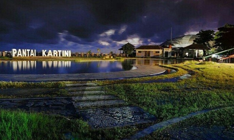 1. Pantai Bandengan, 2. Kepulauan Karimunjawa, 3. Akar Seribu Plajan, 4. Pantai Kartini, 5. Museum R.A Kartini , 6. Pulau Panjang, 7. Benteng Portugis, 8. Air Terjun Songgolangit, 9. Pantai Teluk Awur, 10. Pantai Pungkruk, 11. Pulau Mandalika, 12. Pantai Ombak Mati, 13. Pantai Gua Manik, 14. Goa Tritip, 15. Danau Blingoh, 16. Pertapaan Ratu Kalinyamat, 17. Masjid Mantingan, 18. Air Terjun Jurang Nganten, 19. Candi Bubrah, 20. Tiara Park Waterboom, 21. Jepara Ocean Park, 22. Gunung Genuk, 23. Gunung Muria, 24. Hutan Wisata Wono Sreni Indah, 25. Hutan Pinus Setro Batealit