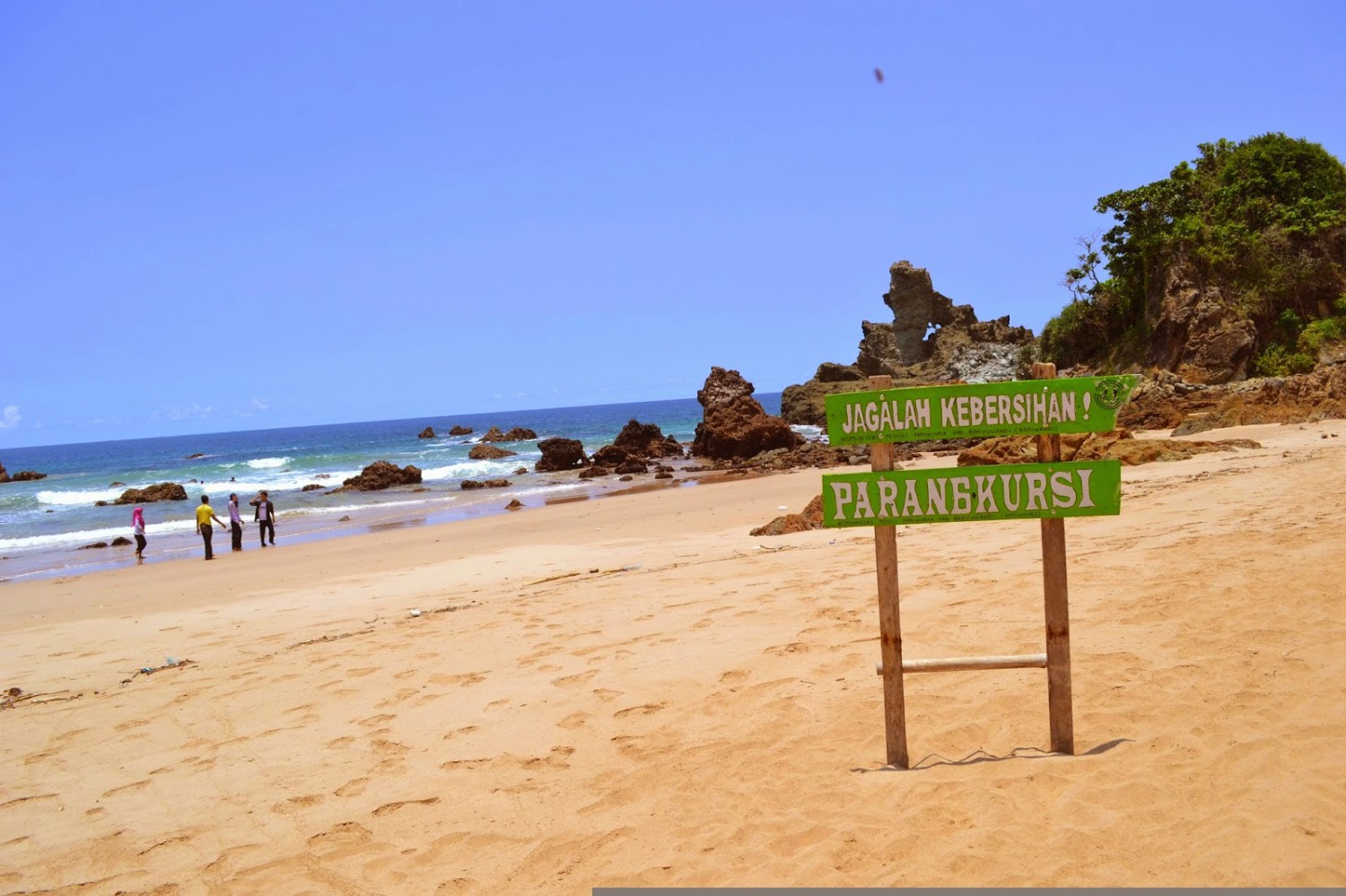 1. Teluk Hijau, 2. Watu Dodol, 3. Pantai Boom, 4. Desa Osing, 5. Air Terjun Lider, 6. Pantai Plengkung, 7. Pantai Sukamade, 8. Kawah Ijen, 9. Pulau Merah, 10. Alas Purwo, 11. Teluk Biru, 12. Hutan Pinus Songgon, 13. Air Terjun Tirto Kemanten, 14. Wedi Ireng, 15. Pantai Blimbingsari, 16. Umbul Bening, 17. Pantai Rajegwesi, 18. Mirah Fantasia, 19. Taman Blambangan, 20. Pantai Bangsring, 21. Air Terjun Jagir, 22. Pura Agung Blambangan, 23. Waduk Sidodadi Glenmore, 24. Rowo Bayu, 25. X-Badeng Adenture, 26. Mangrove Bedul Ecotourism, 27. Pantai Mustika Pancer, 28. Taman Sritanjung, 29. Rowo Biru, 30. Pemandian Tamansuruh, 31. Kawah Bulan Sabit, 32. Taman Sayu Wiwit, 33. Pantai Trianggulasi, 34. Pulau Tabuhan, 35. Taman Nasional Baluran, 36. Savana Sadengan, 37. Parangkursi, 38. Air Terjun Selendang Arum, 39. Pantai Grajagan, 40. Jawatan Benculuk