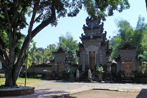 1. Teluk Hijau, 2. Watu Dodol, 3. Pantai Boom, 4. Desa Osing, 5. Air Terjun Lider, 6. Pantai Plengkung, 7. Pantai Sukamade, 8. Kawah Ijen, 9. Pulau Merah, 10. Alas Purwo, 11. Teluk Biru, 12. Hutan Pinus Songgon, 13. Air Terjun Tirto Kemanten, 14. Wedi Ireng, 15. Pantai Blimbingsari, 16. Umbul Bening, 17. Pantai Rajegwesi, 18. Mirah Fantasia, 19. Taman Blambangan, 20. Pantai Bangsring, 21. Air Terjun Jagir, 22. Pura Agung Blambangan, 23. Waduk Sidodadi Glenmore, 24. Rowo Bayu, 25. X-Badeng Adenture, 26. Mangrove Bedul Ecotourism, 27. Pantai Mustika Pancer, 28. Taman Sritanjung, 29. Rowo Biru, 30. Pemandian Tamansuruh, 31. Kawah Bulan Sabit, 32. Taman Sayu Wiwit, 33. Pantai Trianggulasi, 34. Pulau Tabuhan, 35. Taman Nasional Baluran, 36. Savana Sadengan, 37. Parangkursi, 38. Air Terjun Selendang Arum, 39. Pantai Grajagan, 40. Jawatan Benculuk