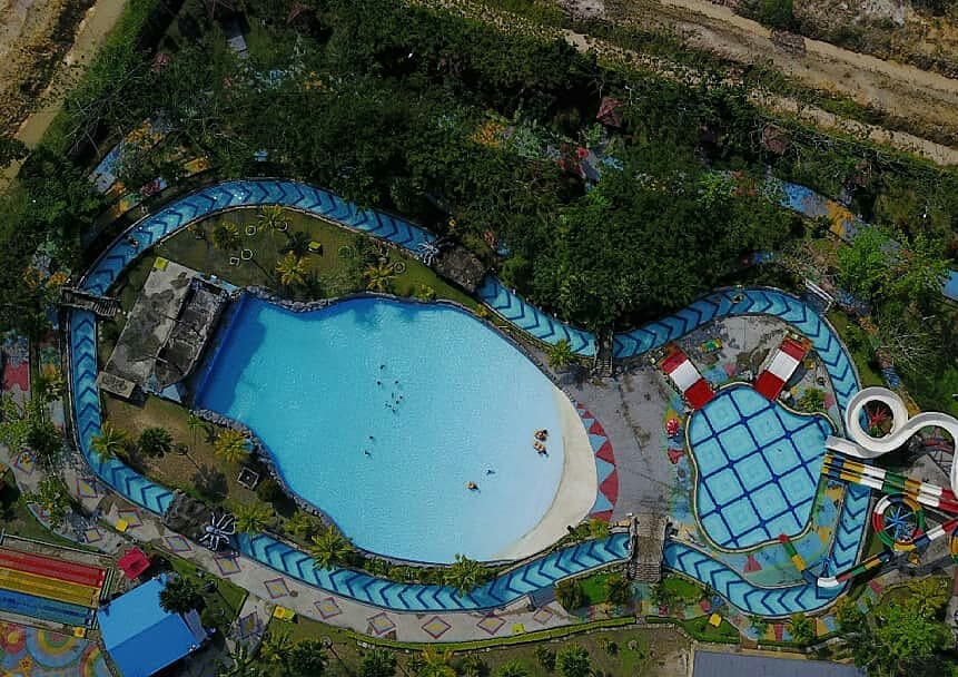 1. Sungai Hijau Bangkinang, 2. Desa Wisata Okura, 3. Boombara Waterpark, 4. Benteng Tujuh Lapis, 5. Taman Wisata Alam Mayang, 6. Kawah Biru, 7. Danau Buatan Lembah Sari, 8. Pemancingan Alam Mayang, 9. Riau Fantasi, 10. Taman Kota Pekanbaru, 11. Rumah Singgah Tuan Kadi, 12. Anjungan Seni Idrus Tintin, 13. Sungai Siak, 14. Balai Adat Melayu, 15. Perpustakaan Soeman HS, 16. Kebun Binatang Kubang, 17. Istana Siak Sri Indrapura, 18. Museum Sang Nila Utama, 19. Air Terjun Guruh Gemurai, 20. Air Terjun Aek Martua, 21. Taman Hutan Raya Sultan Syarif Hasyim, 22. Air Terjun Batang Kapas, 23. Pasar Bawah, 24. Citraland Waterpark, 25. Kuantan Regency Waterpark