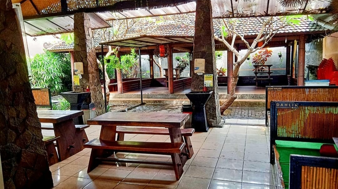 1. Pasar Wisata Juanda, 2. Monumen Kapal Selam, 3. Pasar Turi, 4. Tugu Pahlawan, 5. Museum Sepuluh Nopember, 6. Taman Bungkul, 7. Ciputra Waterpark, 8. Klenteng Sanggar Agung, 9. Kenjeran Waterpark, 10. Pantai Ria Kenjeran, 11. Patung Buddha 4 Rupa, 12. Gunung Bromo, 13. Kebun Binatang Surabaya, 14. Taman Remaja Surabaya, 15. Surabaya Carnival Park, 16. Museum House of Sampoerna, 17. Kebun Bibit Wonorejo (Taman Flora), 18. Monumen Bambu Runcing, 19. Hutan Bambu dan Taman Sakura, 20. Tanjung Perak, 21. Jembatan Merah, 22. Surabaya North Quay, 23. Taman Pelangi, 24. Taman Prestasi, 25. Monumen Jalesveva Jayamahe, 26. Museum Surabaya, 27. Taman Apsari, 28. Taman Mundu, 29. Taman Persahabatan, 30. Kya Kya Kembang Jepun, 31. Taman Jayengrono, 32. Museum Kesehatan Dr. Adhyatama, MPH, 33. Cagar Budaya Surabaya, 34. Monumen Patung Gubernur Suryo, 35. Arca Joko Dolog, 36. Monumen Suroboyo, 37. Museum WR. Soepratman, 38. Museum Mpu Tantular, 39. Jembatan Suramadu, 40. Kolam Renang Wisata Bukit Mas, 41. Trans Studio Mini, 42. Wisata Citra Raya, 43. Klenteng Hong Tiek Hian, 44. Rumah Batik, 45. Hutan Mangrove Wonorejo