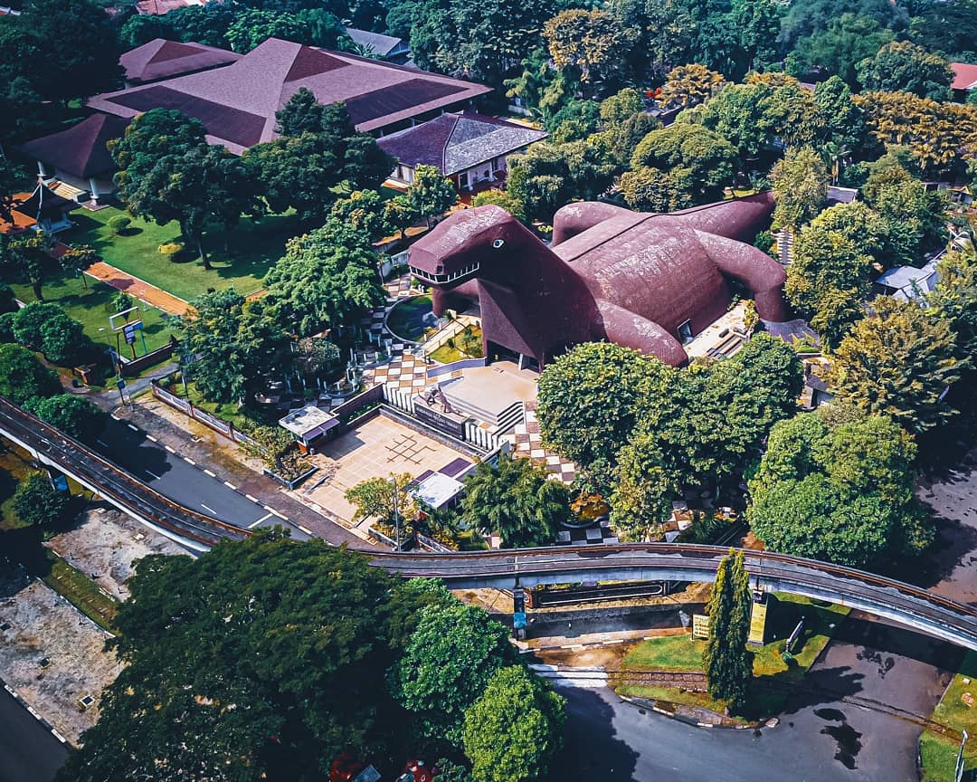 1. Taman Bunga Wiladatika, 2. Telaga Arwana, 3. Buperta Cibubur, 4. Kampoeng Maen Cibubur, 5. Kampung Cina, 6. Kampung Jepang, 7. Monumen Pancasila Sakti, 8. Monumen Perjuangan Jatinegara, 9. Museum Perangko, 10. Museum Komodo, 11. Cibubur Garden Dairy, 12. Taman Mini Indonesia Indah (TMII), 13. Cibubur Junction, 14. Fantasy Island Cibubur, 15. Taman Buah Mekarsari