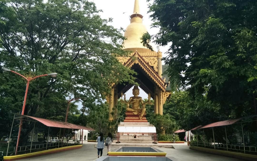 1. Pasar Wisata Juanda, 2. Monumen Kapal Selam, 3. Pasar Turi, 4. Tugu Pahlawan, 5. Museum Sepuluh Nopember, 6. Taman Bungkul, 7. Ciputra Waterpark, 8. Klenteng Sanggar Agung, 9. Kenjeran Waterpark, 10. Pantai Ria Kenjeran, 11. Patung Buddha 4 Rupa, 12. Gunung Bromo, 13. Kebun Binatang Surabaya, 14. Taman Remaja Surabaya, 15. Surabaya Carnival Park, 16. Museum House of Sampoerna, 17. Kebun Bibit Wonorejo (Taman Flora), 18. Monumen Bambu Runcing, 19. Hutan Bambu dan Taman Sakura, 20. Tanjung Perak, 21. Jembatan Merah, 22. Surabaya North Quay, 23. Taman Pelangi, 24. Taman Prestasi, 25. Monumen Jalesveva Jayamahe, 26. Museum Surabaya, 27. Taman Apsari, 28. Taman Mundu, 29. Taman Persahabatan, 30. Kya Kya Kembang Jepun, 31. Taman Jayengrono, 32. Museum Kesehatan Dr. Adhyatama, MPH, 33. Cagar Budaya Surabaya, 34. Monumen Patung Gubernur Suryo, 35. Arca Joko Dolog, 36. Monumen Suroboyo, 37. Museum WR. Soepratman, 38. Museum Mpu Tantular, 39. Jembatan Suramadu, 40. Kolam Renang Wisata Bukit Mas, 41. Trans Studio Mini, 42. Wisata Citra Raya, 43. Klenteng Hong Tiek Hian, 44. Rumah Batik, 45. Hutan Mangrove Wonorejo