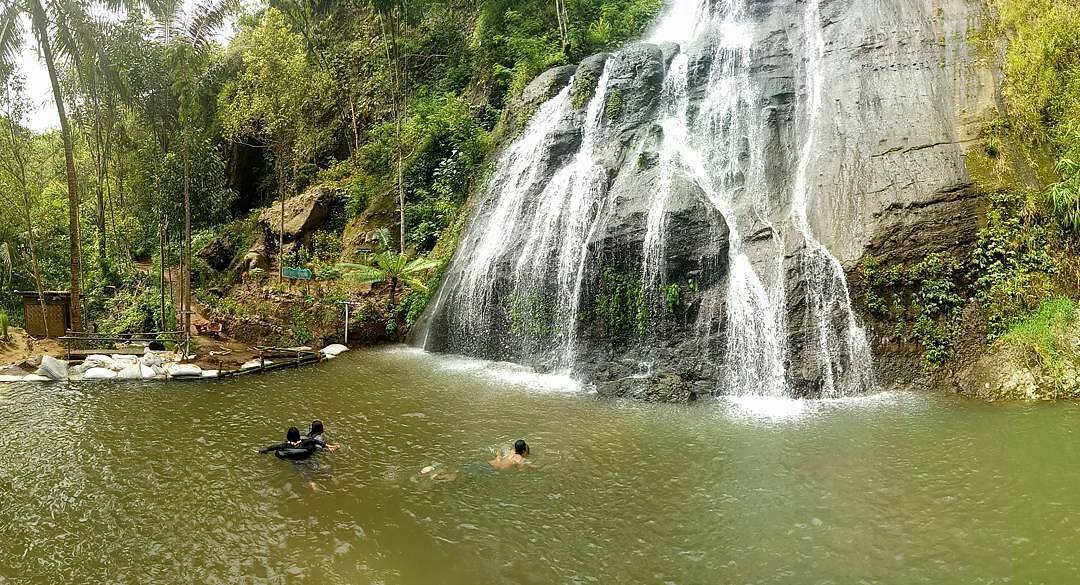 1. Wisata Watu Gunung, 2. Waduk Rawa Pening, 3. New Bandungan Indah Waterpark and Family Resort, 4. Umbul Sidomukti, 5. Bukit Cinta, 6. Air Terjun Semirang, 7. Wana Wisata Penggaron, 8. Kolam Renang Tirto Argo Siwarak, 9. Bumi Perkemahan Efrata, 10. Curug Lawe, 11. Curug Benowo, 12. Gunung Ungaran, 13. Taman Djamoe Indonesia, 14. Kampoeng Kopi Banaran, 15. Bukit Lerep Indah, 16. Candi Gedong Songo, 17. Kampung Seni Lerep, 18. The Fountain Waterpark, 19. Vanaprastha Park, 20. Taman Serasi (Taman Unyil)
