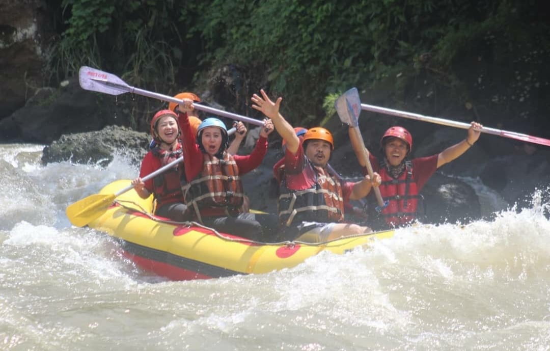 1. Borobudur, 2. Curug Silawe, 3. Hutan Pinus Kragilan, 4. Gunung Tidar, 5. Gereja Ayam, 6. Punthuk Setumbu, 7. Grenden, 8. Candi Asu, 9. Gunung Andong, 10. Candi Selogrio, 11. Rumah Kamera, 12. Sungai Ello, 13. Taman Bermain Kyai Langgeng, 14. Pemandian Air Hangat Candi Umbul, 15. Ketep Pass, 16. Kawasan Pecinan, 17. Air Terjun Sekar Langit, 18. Grojogan Kedung Kayang, 19. Sungai Progo, 20. Kopeng Treetop Adventure, 21. Taman Wisata Kopeng, 22. Air Terjun Umbul Songo, 23. Babadan Pos Pemantauan Merapi, 24. Bukit Menoreh, 25. Candi Mendut, 26. Candi Pawon, 27. Argo Wana Wisata Cupu Mas, 28. Desa Wisata Wanurejo, 29. Desa Wisata Sutopati Kajoran, 30. Agrowisata Banyuroto, 31. Desa Wisata Candirejo , 32. Candi Ngawen, 33. Museum Wayang “Sasana Guna Rasa”, 34. Wisata Kerajinan Pahat Batu Tamanagung, 35. Museum Diponegoro, 36. Bukit Barede, 37. Punthuk Mongkrong, 38. Curug Watuploso , 39. Telaga Bleder, 40. Taman Anggrek Borobudur, 41. Bukit Sleker Asri, 42. Bukit Kertojoyo, 43. Museum Oei Hong Djien, 44. Candi Canggal, 45. Candi Lumbung, 46. Masjid Agung Magelang, 47. Curug Grenjengan Kembar, 48. Pemandian Kali Bening, 49. Curug Dlimas, 50. Kebun Bibit Senopati, 51. Sukmojoyo Hill, 52. Sendang Mudal, 53. Kelenteng Hok An Kiong, 54. Air Terjun Seloprojo, 55. Tuk Gong Adventure