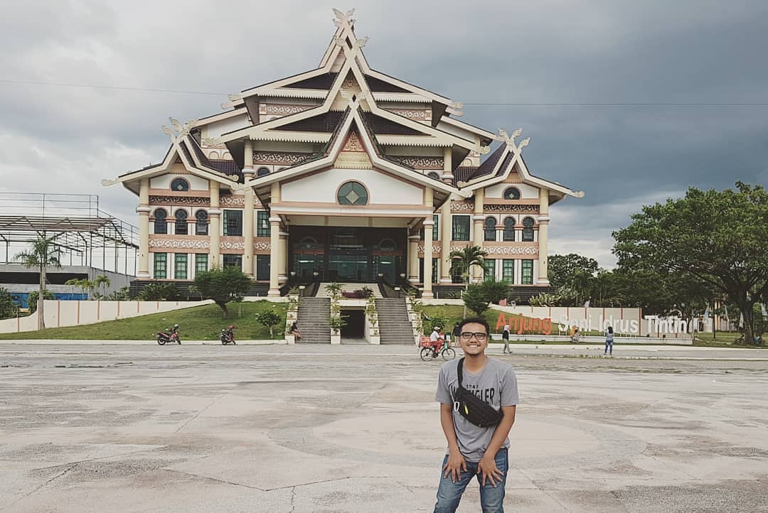 1. Sungai Hijau Bangkinang, 2. Desa Wisata Okura, 3. Boombara Waterpark, 4. Benteng Tujuh Lapis, 5. Taman Wisata Alam Mayang, 6. Kawah Biru, 7. Danau Buatan Lembah Sari, 8. Pemancingan Alam Mayang, 9. Riau Fantasi, 10. Taman Kota Pekanbaru, 11. Rumah Singgah Tuan Kadi, 12. Anjungan Seni Idrus Tintin, 13. Sungai Siak, 14. Balai Adat Melayu, 15. Perpustakaan Soeman HS, 16. Kebun Binatang Kubang, 17. Istana Siak Sri Indrapura, 18. Museum Sang Nila Utama, 19. Air Terjun Guruh Gemurai, 20. Air Terjun Aek Martua, 21. Taman Hutan Raya Sultan Syarif Hasyim, 22. Air Terjun Batang Kapas, 23. Pasar Bawah, 24. Citraland Waterpark, 25. Kuantan Regency Waterpark