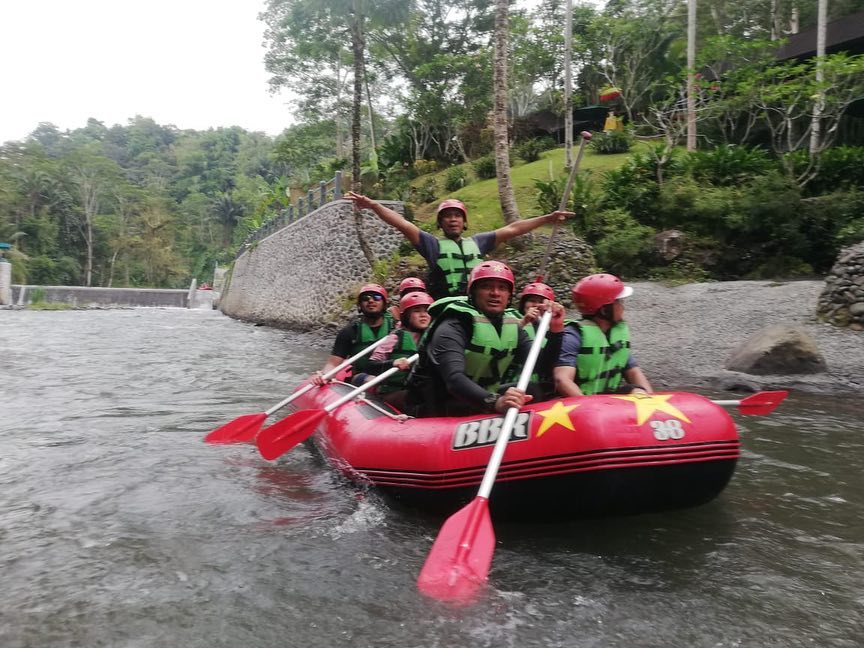 1. Bali Safari &amp; Marine Park, 2. Bali Bird &amp; Reptile Park, 3. Bali Zoo, 4. Bali Elephant Safari Park, 5. Desa Wisata Ubud, 6. Taman Nusa, 7. Goa Gajah, 8. Istana Tampak Siring, 9. Pasar Seni Sukawati, 10. Pantai Lebih Gianyar, 11. Air Terjun Tegenungan, 12. Bukit Jati Waterboom, 13. Sekar Bumi Farm, 14. Rafting Sungai Ayung, 15. Tari Barong di Batubulan