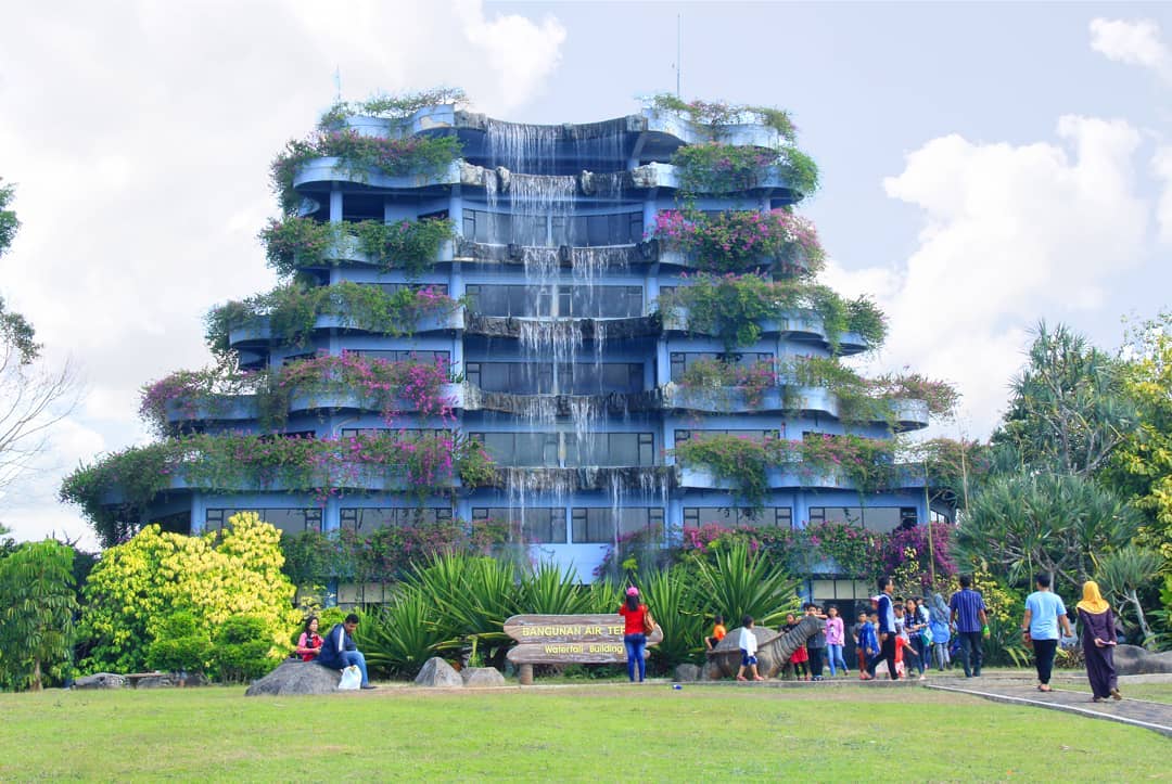 1. Taman Bunga Wiladatika, 2. Telaga Arwana, 3. Buperta Cibubur, 4. Kampoeng Maen Cibubur, 5. Kampung Cina, 6. Kampung Jepang, 7. Monumen Pancasila Sakti, 8. Monumen Perjuangan Jatinegara, 9. Museum Perangko, 10. Museum Komodo, 11. Cibubur Garden Dairy, 12. Taman Mini Indonesia Indah (TMII), 13. Cibubur Junction, 14. Fantasy Island Cibubur, 15. Taman Buah Mekarsari