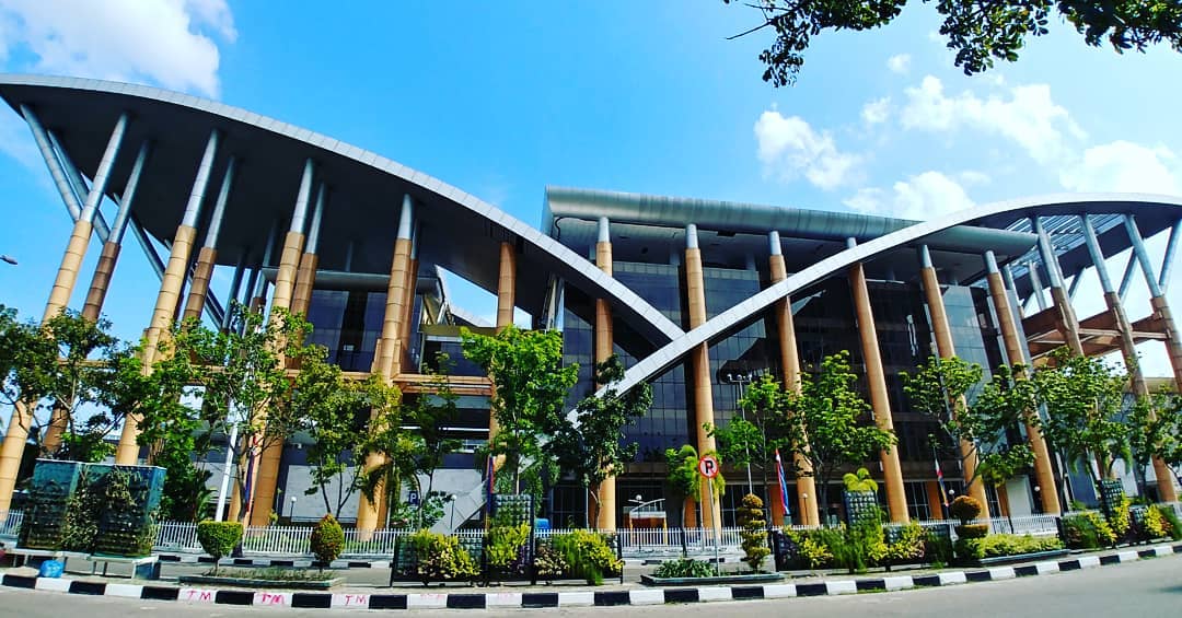 1. Sungai Hijau Bangkinang, 2. Desa Wisata Okura, 3. Boombara Waterpark, 4. Benteng Tujuh Lapis, 5. Taman Wisata Alam Mayang, 6. Kawah Biru, 7. Danau Buatan Lembah Sari, 8. Pemancingan Alam Mayang, 9. Riau Fantasi, 10. Taman Kota Pekanbaru, 11. Rumah Singgah Tuan Kadi, 12. Anjungan Seni Idrus Tintin, 13. Sungai Siak, 14. Balai Adat Melayu, 15. Perpustakaan Soeman HS, 16. Kebun Binatang Kubang, 17. Istana Siak Sri Indrapura, 18. Museum Sang Nila Utama, 19. Air Terjun Guruh Gemurai, 20. Air Terjun Aek Martua, 21. Taman Hutan Raya Sultan Syarif Hasyim, 22. Air Terjun Batang Kapas, 23. Pasar Bawah, 24. Citraland Waterpark, 25. Kuantan Regency Waterpark