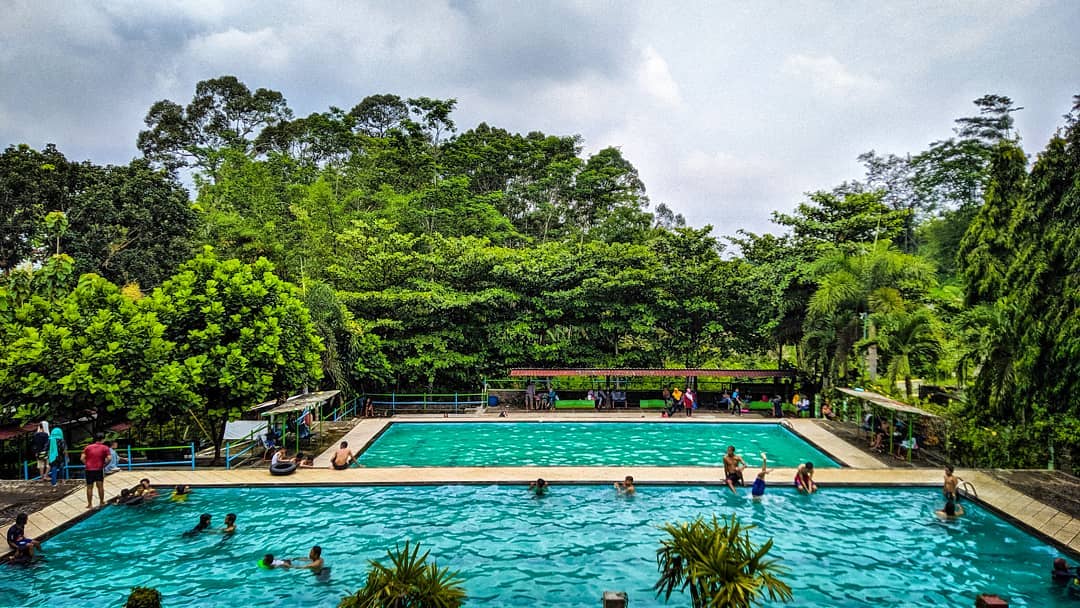 1. Wisata Watu Gunung, 2. Waduk Rawa Pening, 3. New Bandungan Indah Waterpark and Family Resort, 4. Umbul Sidomukti, 5. Bukit Cinta, 6. Air Terjun Semirang, 7. Wana Wisata Penggaron, 8. Kolam Renang Tirto Argo Siwarak, 9. Bumi Perkemahan Efrata, 10. Curug Lawe, 11. Curug Benowo, 12. Gunung Ungaran, 13. Taman Djamoe Indonesia, 14. Kampoeng Kopi Banaran, 15. Bukit Lerep Indah, 16. Candi Gedong Songo, 17. Kampung Seni Lerep, 18. The Fountain Waterpark, 19. Vanaprastha Park, 20. Taman Serasi (Taman Unyil)