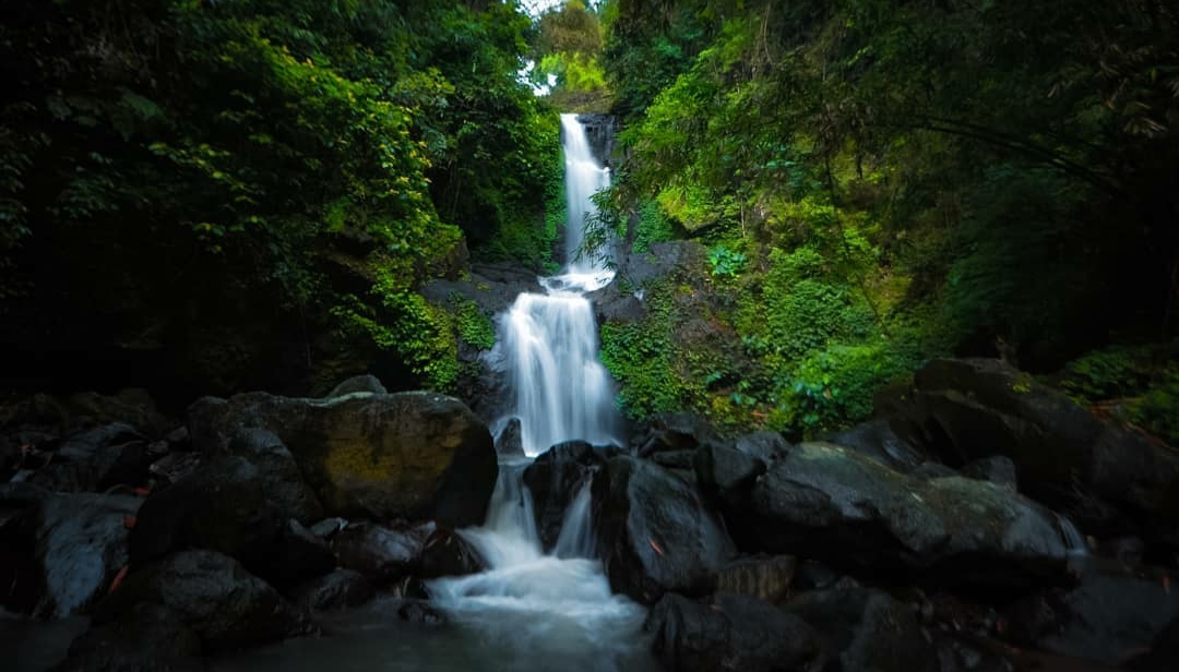 1. Borobudur, 2. Curug Silawe, 3. Hutan Pinus Kragilan, 4. Gunung Tidar, 5. Gereja Ayam, 6. Punthuk Setumbu, 7. Grenden, 8. Candi Asu, 9. Gunung Andong, 10. Candi Selogrio, 11. Rumah Kamera, 12. Sungai Ello, 13. Taman Bermain Kyai Langgeng, 14. Pemandian Air Hangat Candi Umbul, 15. Ketep Pass, 16. Kawasan Pecinan, 17. Air Terjun Sekar Langit, 18. Grojogan Kedung Kayang, 19. Sungai Progo, 20. Kopeng Treetop Adventure, 21. Taman Wisata Kopeng, 22. Air Terjun Umbul Songo, 23. Babadan Pos Pemantauan Merapi, 24. Bukit Menoreh, 25. Candi Mendut, 26. Candi Pawon, 27. Argo Wana Wisata Cupu Mas, 28. Desa Wisata Wanurejo, 29. Desa Wisata Sutopati Kajoran, 30. Agrowisata Banyuroto, 31. Desa Wisata Candirejo , 32. Candi Ngawen, 33. Museum Wayang “Sasana Guna Rasa”, 34. Wisata Kerajinan Pahat Batu Tamanagung, 35. Museum Diponegoro, 36. Bukit Barede, 37. Punthuk Mongkrong, 38. Curug Watuploso , 39. Telaga Bleder, 40. Taman Anggrek Borobudur, 41. Bukit Sleker Asri, 42. Bukit Kertojoyo, 43. Museum Oei Hong Djien, 44. Candi Canggal, 45. Candi Lumbung, 46. Masjid Agung Magelang, 47. Curug Grenjengan Kembar, 48. Pemandian Kali Bening, 49. Curug Dlimas, 50. Kebun Bibit Senopati, 51. Sukmojoyo Hill, 52. Sendang Mudal, 53. Kelenteng Hok An Kiong, 54. Air Terjun Seloprojo, 55. Tuk Gong Adventure