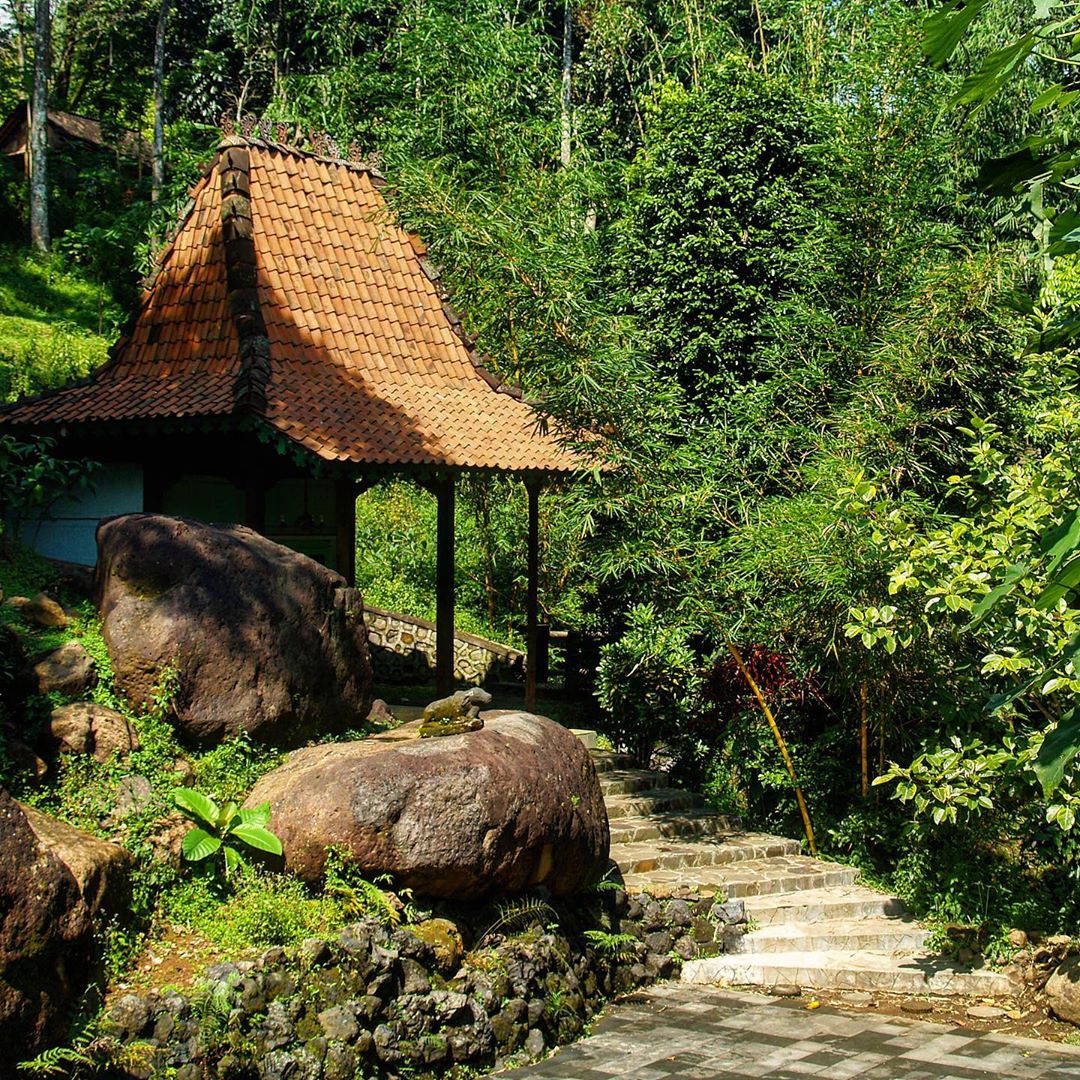 1. Wisata Watu Gunung, 2. Waduk Rawa Pening, 3. New Bandungan Indah Waterpark and Family Resort, 4. Umbul Sidomukti, 5. Bukit Cinta, 6. Air Terjun Semirang, 7. Wana Wisata Penggaron, 8. Kolam Renang Tirto Argo Siwarak, 9. Bumi Perkemahan Efrata, 10. Curug Lawe, 11. Curug Benowo, 12. Gunung Ungaran, 13. Taman Djamoe Indonesia, 14. Kampoeng Kopi Banaran, 15. Bukit Lerep Indah, 16. Candi Gedong Songo, 17. Kampung Seni Lerep, 18. The Fountain Waterpark, 19. Vanaprastha Park, 20. Taman Serasi (Taman Unyil)