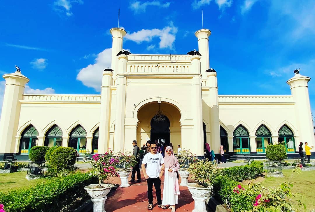 1. Sungai Hijau Bangkinang, 2. Desa Wisata Okura, 3. Boombara Waterpark, 4. Benteng Tujuh Lapis, 5. Taman Wisata Alam Mayang, 6. Kawah Biru, 7. Danau Buatan Lembah Sari, 8. Pemancingan Alam Mayang, 9. Riau Fantasi, 10. Taman Kota Pekanbaru, 11. Rumah Singgah Tuan Kadi, 12. Anjungan Seni Idrus Tintin, 13. Sungai Siak, 14. Balai Adat Melayu, 15. Perpustakaan Soeman HS, 16. Kebun Binatang Kubang, 17. Istana Siak Sri Indrapura, 18. Museum Sang Nila Utama, 19. Air Terjun Guruh Gemurai, 20. Air Terjun Aek Martua, 21. Taman Hutan Raya Sultan Syarif Hasyim, 22. Air Terjun Batang Kapas, 23. Pasar Bawah, 24. Citraland Waterpark, 25. Kuantan Regency Waterpark