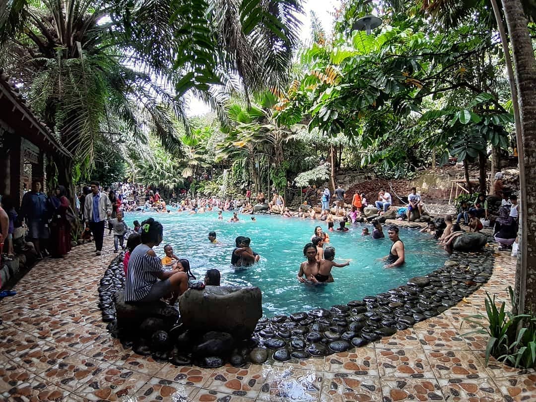 1. Wisata Watu Gunung, 2. Waduk Rawa Pening, 3. New Bandungan Indah Waterpark and Family Resort, 4. Umbul Sidomukti, 5. Bukit Cinta, 6. Air Terjun Semirang, 7. Wana Wisata Penggaron, 8. Kolam Renang Tirto Argo Siwarak, 9. Bumi Perkemahan Efrata, 10. Curug Lawe, 11. Curug Benowo, 12. Gunung Ungaran, 13. Taman Djamoe Indonesia, 14. Kampoeng Kopi Banaran, 15. Bukit Lerep Indah, 16. Candi Gedong Songo, 17. Kampung Seni Lerep, 18. The Fountain Waterpark, 19. Vanaprastha Park, 20. Taman Serasi (Taman Unyil)