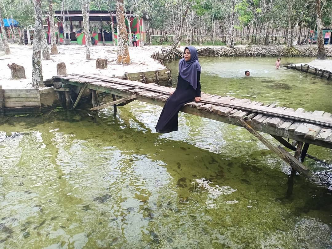 1. Sungai Hijau Bangkinang, 2. Desa Wisata Okura, 3. Boombara Waterpark, 4. Benteng Tujuh Lapis, 5. Taman Wisata Alam Mayang, 6. Kawah Biru, 7. Danau Buatan Lembah Sari, 8. Pemancingan Alam Mayang, 9. Riau Fantasi, 10. Taman Kota Pekanbaru, 11. Rumah Singgah Tuan Kadi, 12. Anjungan Seni Idrus Tintin, 13. Sungai Siak, 14. Balai Adat Melayu, 15. Perpustakaan Soeman HS, 16. Kebun Binatang Kubang, 17. Istana Siak Sri Indrapura, 18. Museum Sang Nila Utama, 19. Air Terjun Guruh Gemurai, 20. Air Terjun Aek Martua, 21. Taman Hutan Raya Sultan Syarif Hasyim, 22. Air Terjun Batang Kapas, 23. Pasar Bawah, 24. Citraland Waterpark, 25. Kuantan Regency Waterpark