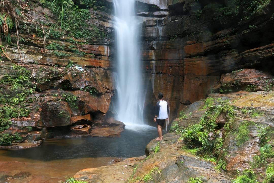 1. Sungai Hijau Bangkinang, 2. Desa Wisata Okura, 3. Boombara Waterpark, 4. Benteng Tujuh Lapis, 5. Taman Wisata Alam Mayang, 6. Kawah Biru, 7. Danau Buatan Lembah Sari, 8. Pemancingan Alam Mayang, 9. Riau Fantasi, 10. Taman Kota Pekanbaru, 11. Rumah Singgah Tuan Kadi, 12. Anjungan Seni Idrus Tintin, 13. Sungai Siak, 14. Balai Adat Melayu, 15. Perpustakaan Soeman HS, 16. Kebun Binatang Kubang, 17. Istana Siak Sri Indrapura, 18. Museum Sang Nila Utama, 19. Air Terjun Guruh Gemurai, 20. Air Terjun Aek Martua, 21. Taman Hutan Raya Sultan Syarif Hasyim, 22. Air Terjun Batang Kapas, 23. Pasar Bawah, 24. Citraland Waterpark, 25. Kuantan Regency Waterpark
