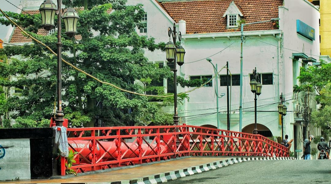1. Pasar Wisata Juanda, 2. Monumen Kapal Selam, 3. Pasar Turi, 4. Tugu Pahlawan, 5. Museum Sepuluh Nopember, 6. Taman Bungkul, 7. Ciputra Waterpark, 8. Klenteng Sanggar Agung, 9. Kenjeran Waterpark, 10. Pantai Ria Kenjeran, 11. Patung Buddha 4 Rupa, 12. Gunung Bromo, 13. Kebun Binatang Surabaya, 14. Taman Remaja Surabaya, 15. Surabaya Carnival Park, 16. Museum House of Sampoerna, 17. Kebun Bibit Wonorejo (Taman Flora), 18. Monumen Bambu Runcing, 19. Hutan Bambu dan Taman Sakura, 20. Tanjung Perak, 21. Jembatan Merah, 22. Surabaya North Quay, 23. Taman Pelangi, 24. Taman Prestasi, 25. Monumen Jalesveva Jayamahe, 26. Museum Surabaya, 27. Taman Apsari, 28. Taman Mundu, 29. Taman Persahabatan, 30. Kya Kya Kembang Jepun, 31. Taman Jayengrono, 32. Museum Kesehatan Dr. Adhyatama, MPH, 33. Cagar Budaya Surabaya, 34. Monumen Patung Gubernur Suryo, 35. Arca Joko Dolog, 36. Monumen Suroboyo, 37. Museum WR. Soepratman, 38. Museum Mpu Tantular, 39. Jembatan Suramadu, 40. Kolam Renang Wisata Bukit Mas, 41. Trans Studio Mini, 42. Wisata Citra Raya, 43. Klenteng Hong Tiek Hian, 44. Rumah Batik, 45. Hutan Mangrove Wonorejo