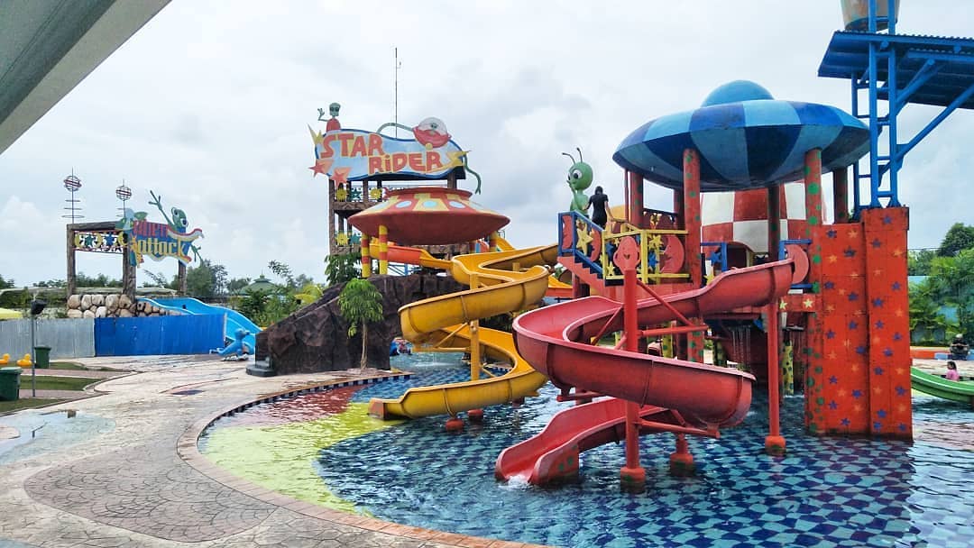 1. Sungai Hijau Bangkinang, 2. Desa Wisata Okura, 3. Boombara Waterpark, 4. Benteng Tujuh Lapis, 5. Taman Wisata Alam Mayang, 6. Kawah Biru, 7. Danau Buatan Lembah Sari, 8. Pemancingan Alam Mayang, 9. Riau Fantasi, 10. Taman Kota Pekanbaru, 11. Rumah Singgah Tuan Kadi, 12. Anjungan Seni Idrus Tintin, 13. Sungai Siak, 14. Balai Adat Melayu, 15. Perpustakaan Soeman HS, 16. Kebun Binatang Kubang, 17. Istana Siak Sri Indrapura, 18. Museum Sang Nila Utama, 19. Air Terjun Guruh Gemurai, 20. Air Terjun Aek Martua, 21. Taman Hutan Raya Sultan Syarif Hasyim, 22. Air Terjun Batang Kapas, 23. Pasar Bawah, 24. Citraland Waterpark, 25. Kuantan Regency Waterpark