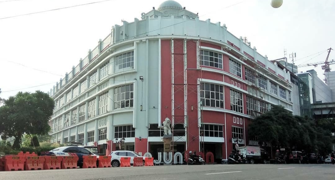 1. Pasar Wisata Juanda, 2. Monumen Kapal Selam, 3. Pasar Turi, 4. Tugu Pahlawan, 5. Museum Sepuluh Nopember, 6. Taman Bungkul, 7. Ciputra Waterpark, 8. Klenteng Sanggar Agung, 9. Kenjeran Waterpark, 10. Pantai Ria Kenjeran, 11. Patung Buddha 4 Rupa, 12. Gunung Bromo, 13. Kebun Binatang Surabaya, 14. Taman Remaja Surabaya, 15. Surabaya Carnival Park, 16. Museum House of Sampoerna, 17. Kebun Bibit Wonorejo (Taman Flora), 18. Monumen Bambu Runcing, 19. Hutan Bambu dan Taman Sakura, 20. Tanjung Perak, 21. Jembatan Merah, 22. Surabaya North Quay, 23. Taman Pelangi, 24. Taman Prestasi, 25. Monumen Jalesveva Jayamahe, 26. Museum Surabaya, 27. Taman Apsari, 28. Taman Mundu, 29. Taman Persahabatan, 30. Kya Kya Kembang Jepun, 31. Taman Jayengrono, 32. Museum Kesehatan Dr. Adhyatama, MPH, 33. Cagar Budaya Surabaya, 34. Monumen Patung Gubernur Suryo, 35. Arca Joko Dolog, 36. Monumen Suroboyo, 37. Museum WR. Soepratman, 38. Museum Mpu Tantular, 39. Jembatan Suramadu, 40. Kolam Renang Wisata Bukit Mas, 41. Trans Studio Mini, 42. Wisata Citra Raya, 43. Klenteng Hong Tiek Hian, 44. Rumah Batik, 45. Hutan Mangrove Wonorejo