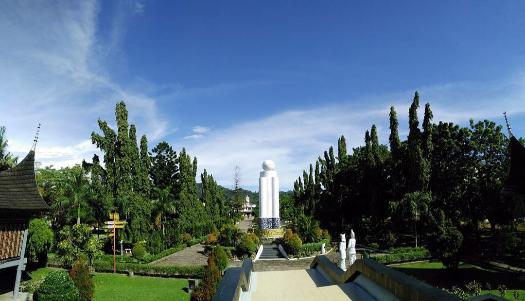 1. Pantai Padang, 2. Jembatan Siti Nurbaya, 3. Pantai Pasir Jambak, 4. Air Terjun Lembah Anai, 5. Tugu Perbatasan Padang, 6. Pantai Nirwana Padang, 7. Batu Malin Kundang, 8. Pulau Parsupahan, 9. Taman Budaya Sumbar, 10. Pantai Caroline, 11. Miniatur Mekkah Mini, 12. Pulau Sikuai, 13. Pulau Cubadak, 14. Museum Adityawarman, 15. Pemandian Lori Lubuk Minturun, 16. Sitinjau Lauik, 17. Air Terjun Lubuk Hitam Tiga Tingkat, 18. Taman Siti Nurbaya, 19. Pantai Arta Sungai Limau, 20. Kolam Renang ABG, 21. Bendungan Niagara, 22. Danau Cimpago, 23. Pantai Katapiang, 24. Jembatan Anai, 25. Pulau Sirandah, 26. Tugu Perdamaian Muaro Lasak, 27. Masjid Raya Sumatera Barat, 28. Mifan Waterpark, 29. Taman Melati, 30. Kolam Renang UNP, 31. Kolam Renang Teratai, 32. Kolam Renang Adzkia, 33. Plaza Andalas, 34. Basko Grand Mall, 35. Christine Hakim Idea Park, 36. Damar Plaza, 37. Danau Singkarak, 38. Lubuak Tampuruang, 39. Pasar Lubuk Buaya, 40. Air Terjun Nyarai