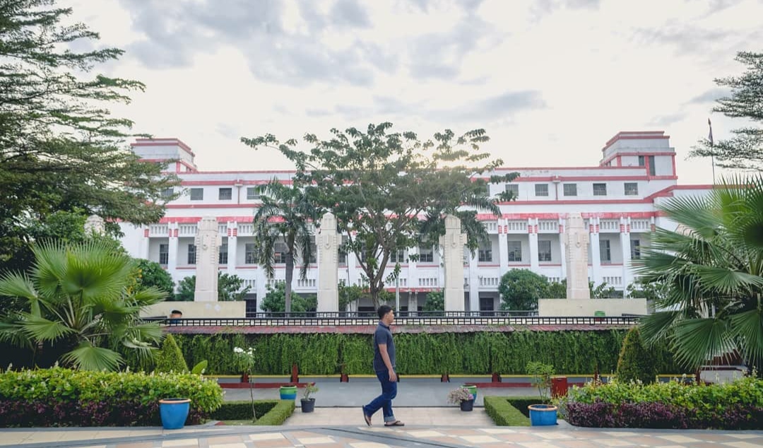 1. Pasar Wisata Juanda, 2. Monumen Kapal Selam, 3. Pasar Turi, 4. Tugu Pahlawan, 5. Museum Sepuluh Nopember, 6. Taman Bungkul, 7. Ciputra Waterpark, 8. Klenteng Sanggar Agung, 9. Kenjeran Waterpark, 10. Pantai Ria Kenjeran, 11. Patung Buddha 4 Rupa, 12. Gunung Bromo, 13. Kebun Binatang Surabaya, 14. Taman Remaja Surabaya, 15. Surabaya Carnival Park, 16. Museum House of Sampoerna, 17. Kebun Bibit Wonorejo (Taman Flora), 18. Monumen Bambu Runcing, 19. Hutan Bambu dan Taman Sakura, 20. Tanjung Perak, 21. Jembatan Merah, 22. Surabaya North Quay, 23. Taman Pelangi, 24. Taman Prestasi, 25. Monumen Jalesveva Jayamahe, 26. Museum Surabaya, 27. Taman Apsari, 28. Taman Mundu, 29. Taman Persahabatan, 30. Kya Kya Kembang Jepun, 31. Taman Jayengrono, 32. Museum Kesehatan Dr. Adhyatama, MPH, 33. Cagar Budaya Surabaya, 34. Monumen Patung Gubernur Suryo, 35. Arca Joko Dolog, 36. Monumen Suroboyo, 37. Museum WR. Soepratman, 38. Museum Mpu Tantular, 39. Jembatan Suramadu, 40. Kolam Renang Wisata Bukit Mas, 41. Trans Studio Mini, 42. Wisata Citra Raya, 43. Klenteng Hong Tiek Hian, 44. Rumah Batik, 45. Hutan Mangrove Wonorejo
