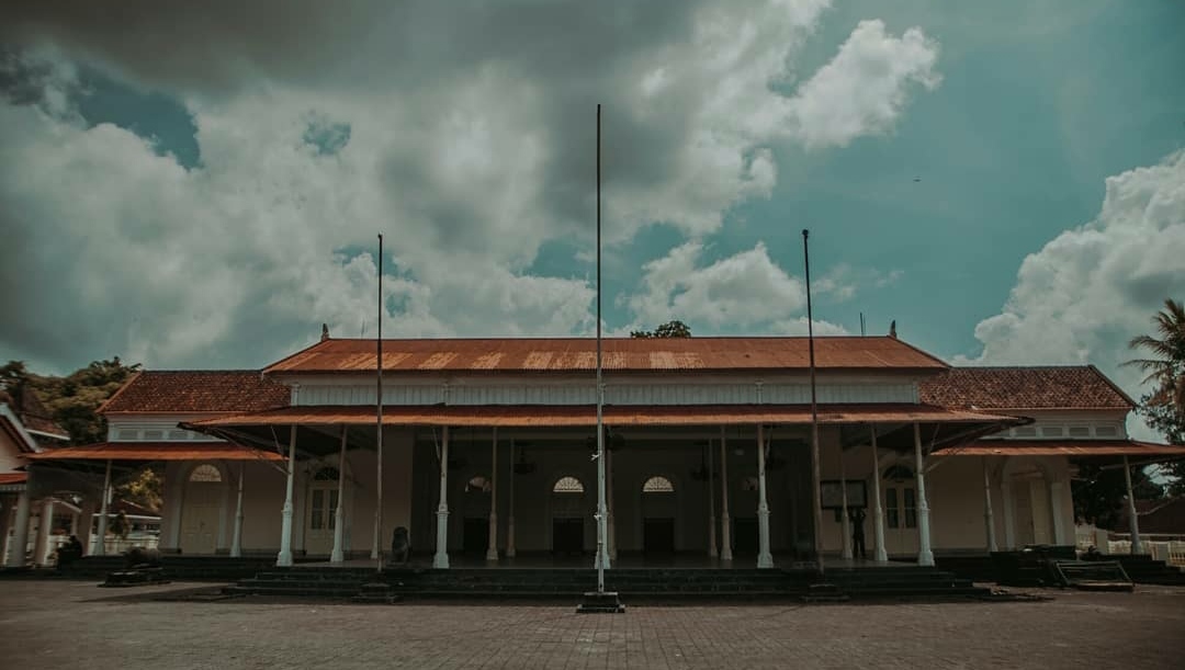 1. Borobudur, 2. Curug Silawe, 3. Hutan Pinus Kragilan, 4. Gunung Tidar, 5. Gereja Ayam, 6. Punthuk Setumbu, 7. Grenden, 8. Candi Asu, 9. Gunung Andong, 10. Candi Selogrio, 11. Rumah Kamera, 12. Sungai Ello, 13. Taman Bermain Kyai Langgeng, 14. Pemandian Air Hangat Candi Umbul, 15. Ketep Pass, 16. Kawasan Pecinan, 17. Air Terjun Sekar Langit, 18. Grojogan Kedung Kayang, 19. Sungai Progo, 20. Kopeng Treetop Adventure, 21. Taman Wisata Kopeng, 22. Air Terjun Umbul Songo, 23. Babadan Pos Pemantauan Merapi, 24. Bukit Menoreh, 25. Candi Mendut, 26. Candi Pawon, 27. Argo Wana Wisata Cupu Mas, 28. Desa Wisata Wanurejo, 29. Desa Wisata Sutopati Kajoran, 30. Agrowisata Banyuroto, 31. Desa Wisata Candirejo , 32. Candi Ngawen, 33. Museum Wayang “Sasana Guna Rasa”, 34. Wisata Kerajinan Pahat Batu Tamanagung, 35. Museum Diponegoro, 36. Bukit Barede, 37. Punthuk Mongkrong, 38. Curug Watuploso , 39. Telaga Bleder, 40. Taman Anggrek Borobudur, 41. Bukit Sleker Asri, 42. Bukit Kertojoyo, 43. Museum Oei Hong Djien, 44. Candi Canggal, 45. Candi Lumbung, 46. Masjid Agung Magelang, 47. Curug Grenjengan Kembar, 48. Pemandian Kali Bening, 49. Curug Dlimas, 50. Kebun Bibit Senopati, 51. Sukmojoyo Hill, 52. Sendang Mudal, 53. Kelenteng Hok An Kiong, 54. Air Terjun Seloprojo, 55. Tuk Gong Adventure