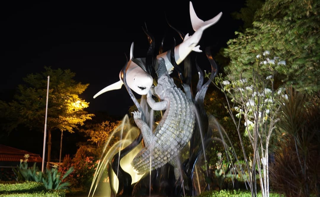 1. Pasar Wisata Juanda, 2. Monumen Kapal Selam, 3. Pasar Turi, 4. Tugu Pahlawan, 5. Museum Sepuluh Nopember, 6. Taman Bungkul, 7. Ciputra Waterpark, 8. Klenteng Sanggar Agung, 9. Kenjeran Waterpark, 10. Pantai Ria Kenjeran, 11. Patung Buddha 4 Rupa, 12. Gunung Bromo, 13. Kebun Binatang Surabaya, 14. Taman Remaja Surabaya, 15. Surabaya Carnival Park, 16. Museum House of Sampoerna, 17. Kebun Bibit Wonorejo (Taman Flora), 18. Monumen Bambu Runcing, 19. Hutan Bambu dan Taman Sakura, 20. Tanjung Perak, 21. Jembatan Merah, 22. Surabaya North Quay, 23. Taman Pelangi, 24. Taman Prestasi, 25. Monumen Jalesveva Jayamahe, 26. Museum Surabaya, 27. Taman Apsari, 28. Taman Mundu, 29. Taman Persahabatan, 30. Kya Kya Kembang Jepun, 31. Taman Jayengrono, 32. Museum Kesehatan Dr. Adhyatama, MPH, 33. Cagar Budaya Surabaya, 34. Monumen Patung Gubernur Suryo, 35. Arca Joko Dolog, 36. Monumen Suroboyo, 37. Museum WR. Soepratman, 38. Museum Mpu Tantular, 39. Jembatan Suramadu, 40. Kolam Renang Wisata Bukit Mas, 41. Trans Studio Mini, 42. Wisata Citra Raya, 43. Klenteng Hong Tiek Hian, 44. Rumah Batik, 45. Hutan Mangrove Wonorejo