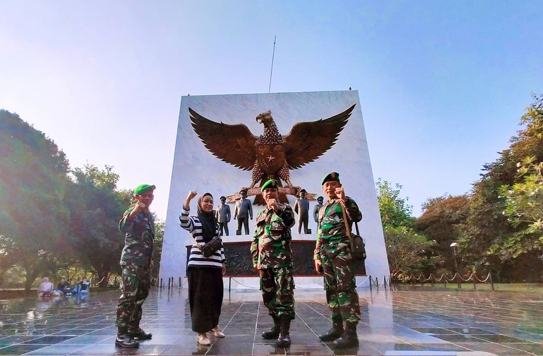1. Taman Bunga Wiladatika, 2. Telaga Arwana, 3. Buperta Cibubur, 4. Kampoeng Maen Cibubur, 5. Kampung Cina, 6. Kampung Jepang, 7. Monumen Pancasila Sakti, 8. Monumen Perjuangan Jatinegara, 9. Museum Perangko, 10. Museum Komodo, 11. Cibubur Garden Dairy, 12. Taman Mini Indonesia Indah (TMII), 13. Cibubur Junction, 14. Fantasy Island Cibubur, 15. Taman Buah Mekarsari