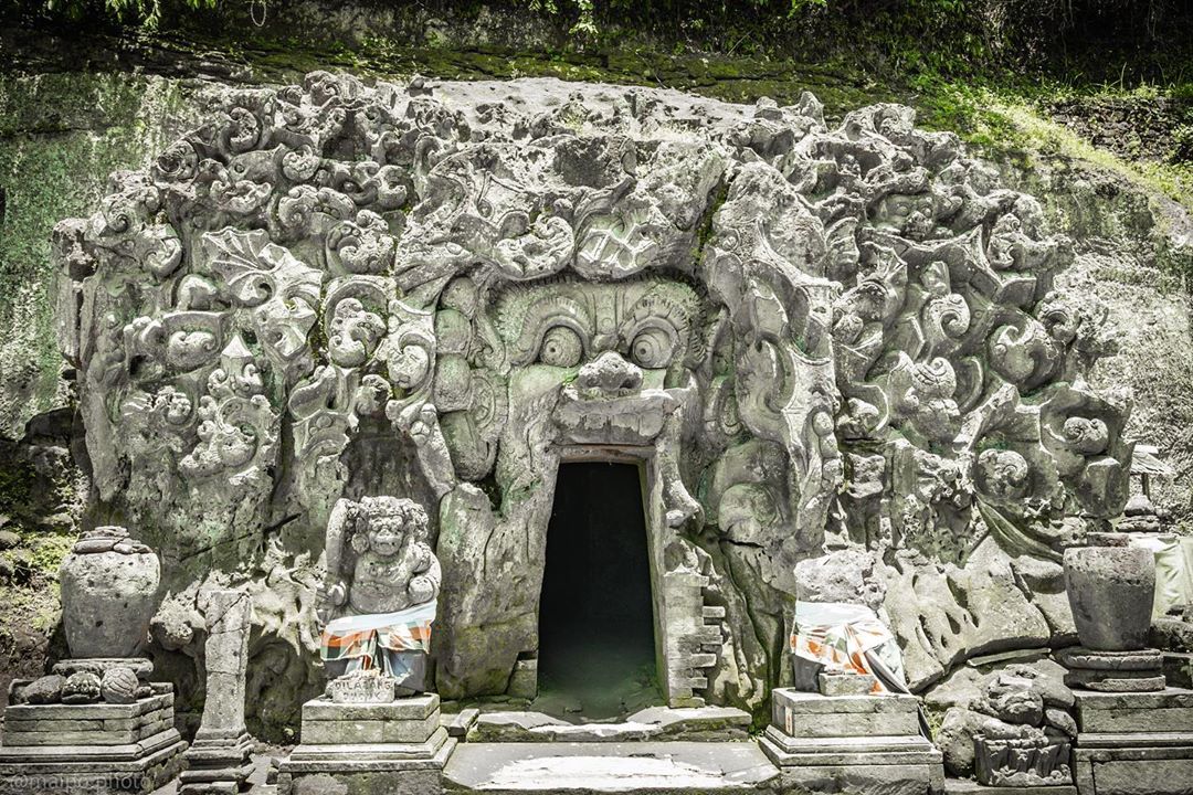 1. Bali Safari &amp; Marine Park, 2. Bali Bird &amp; Reptile Park, 3. Bali Zoo, 4. Bali Elephant Safari Park, 5. Desa Wisata Ubud, 6. Taman Nusa, 7. Goa Gajah, 8. Istana Tampak Siring, 9. Pasar Seni Sukawati, 10. Pantai Lebih Gianyar, 11. Air Terjun Tegenungan, 12. Bukit Jati Waterboom, 13. Sekar Bumi Farm, 14. Rafting Sungai Ayung, 15. Tari Barong di Batubulan