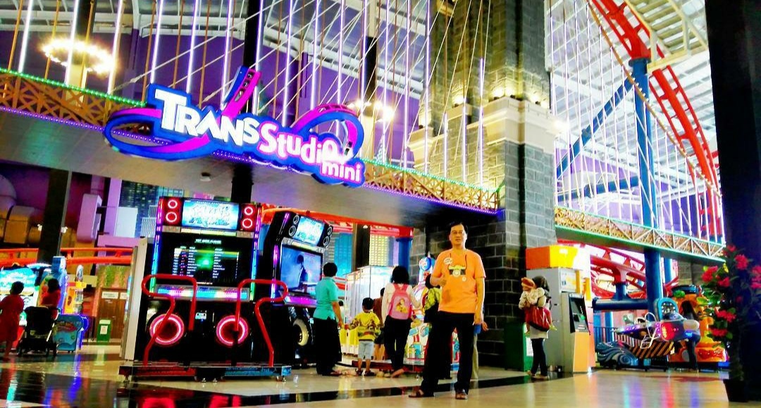 1. Pasar Wisata Juanda, 2. Monumen Kapal Selam, 3. Pasar Turi, 4. Tugu Pahlawan, 5. Museum Sepuluh Nopember, 6. Taman Bungkul, 7. Ciputra Waterpark, 8. Klenteng Sanggar Agung, 9. Kenjeran Waterpark, 10. Pantai Ria Kenjeran, 11. Patung Buddha 4 Rupa, 12. Gunung Bromo, 13. Kebun Binatang Surabaya, 14. Taman Remaja Surabaya, 15. Surabaya Carnival Park, 16. Museum House of Sampoerna, 17. Kebun Bibit Wonorejo (Taman Flora), 18. Monumen Bambu Runcing, 19. Hutan Bambu dan Taman Sakura, 20. Tanjung Perak, 21. Jembatan Merah, 22. Surabaya North Quay, 23. Taman Pelangi, 24. Taman Prestasi, 25. Monumen Jalesveva Jayamahe, 26. Museum Surabaya, 27. Taman Apsari, 28. Taman Mundu, 29. Taman Persahabatan, 30. Kya Kya Kembang Jepun, 31. Taman Jayengrono, 32. Museum Kesehatan Dr. Adhyatama, MPH, 33. Cagar Budaya Surabaya, 34. Monumen Patung Gubernur Suryo, 35. Arca Joko Dolog, 36. Monumen Suroboyo, 37. Museum WR. Soepratman, 38. Museum Mpu Tantular, 39. Jembatan Suramadu, 40. Kolam Renang Wisata Bukit Mas, 41. Trans Studio Mini, 42. Wisata Citra Raya, 43. Klenteng Hong Tiek Hian, 44. Rumah Batik, 45. Hutan Mangrove Wonorejo