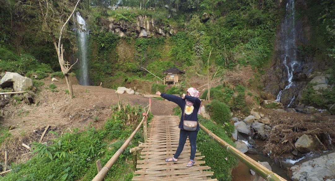 1. Borobudur, 2. Curug Silawe, 3. Hutan Pinus Kragilan, 4. Gunung Tidar, 5. Gereja Ayam, 6. Punthuk Setumbu, 7. Grenden, 8. Candi Asu, 9. Gunung Andong, 10. Candi Selogrio, 11. Rumah Kamera, 12. Sungai Ello, 13. Taman Bermain Kyai Langgeng, 14. Pemandian Air Hangat Candi Umbul, 15. Ketep Pass, 16. Kawasan Pecinan, 17. Air Terjun Sekar Langit, 18. Grojogan Kedung Kayang, 19. Sungai Progo, 20. Kopeng Treetop Adventure, 21. Taman Wisata Kopeng, 22. Air Terjun Umbul Songo, 23. Babadan Pos Pemantauan Merapi, 24. Bukit Menoreh, 25. Candi Mendut, 26. Candi Pawon, 27. Argo Wana Wisata Cupu Mas, 28. Desa Wisata Wanurejo, 29. Desa Wisata Sutopati Kajoran, 30. Agrowisata Banyuroto, 31. Desa Wisata Candirejo , 32. Candi Ngawen, 33. Museum Wayang “Sasana Guna Rasa”, 34. Wisata Kerajinan Pahat Batu Tamanagung, 35. Museum Diponegoro, 36. Bukit Barede, 37. Punthuk Mongkrong, 38. Curug Watuploso , 39. Telaga Bleder, 40. Taman Anggrek Borobudur, 41. Bukit Sleker Asri, 42. Bukit Kertojoyo, 43. Museum Oei Hong Djien, 44. Candi Canggal, 45. Candi Lumbung, 46. Masjid Agung Magelang, 47. Curug Grenjengan Kembar, 48. Pemandian Kali Bening, 49. Curug Dlimas, 50. Kebun Bibit Senopati, 51. Sukmojoyo Hill, 52. Sendang Mudal, 53. Kelenteng Hok An Kiong, 54. Air Terjun Seloprojo, 55. Tuk Gong Adventure