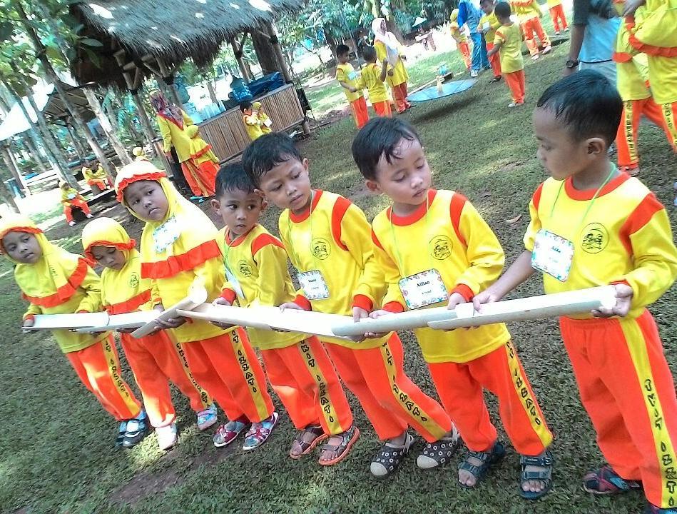 1. Taman Bunga Wiladatika, 2. Telaga Arwana, 3. Buperta Cibubur, 4. Kampoeng Maen Cibubur, 5. Kampung Cina, 6. Kampung Jepang, 7. Monumen Pancasila Sakti, 8. Monumen Perjuangan Jatinegara, 9. Museum Perangko, 10. Museum Komodo, 11. Cibubur Garden Dairy, 12. Taman Mini Indonesia Indah (TMII), 13. Cibubur Junction, 14. Fantasy Island Cibubur, 15. Taman Buah Mekarsari