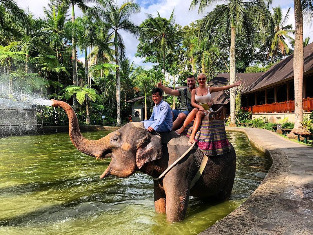 1. Bali Safari &amp; Marine Park, 2. Bali Bird &amp; Reptile Park, 3. Bali Zoo, 4. Bali Elephant Safari Park, 5. Desa Wisata Ubud, 6. Taman Nusa, 7. Goa Gajah, 8. Istana Tampak Siring, 9. Pasar Seni Sukawati, 10. Pantai Lebih Gianyar, 11. Air Terjun Tegenungan, 12. Bukit Jati Waterboom, 13. Sekar Bumi Farm, 14. Rafting Sungai Ayung, 15. Tari Barong di Batubulan