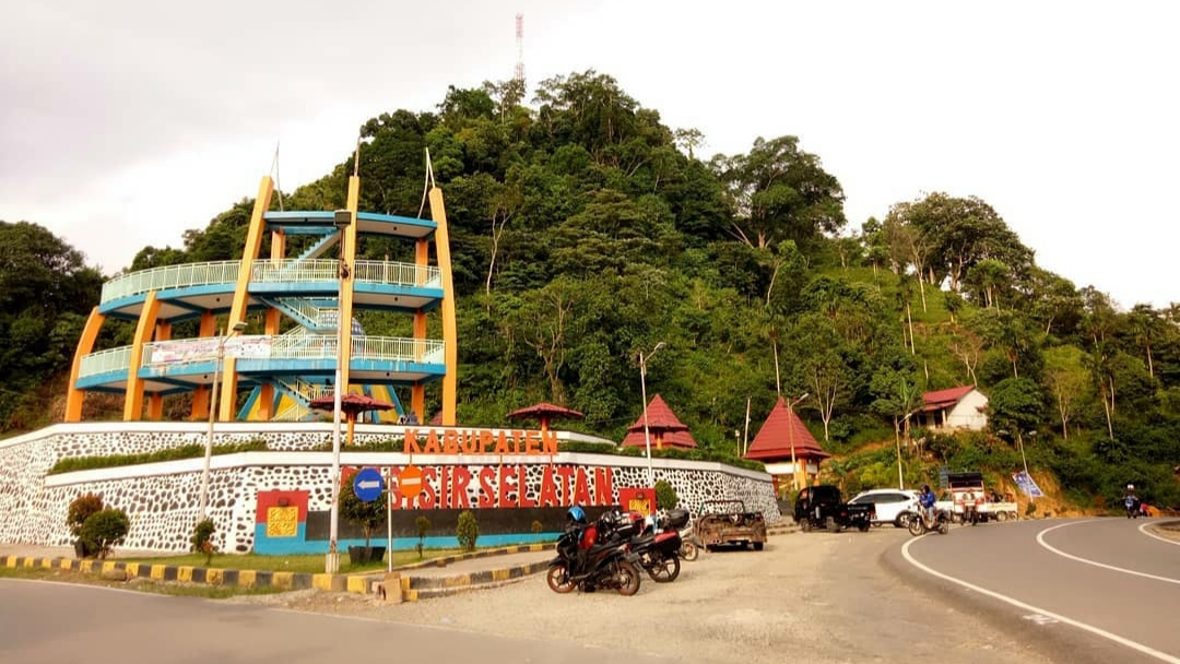 1. Pantai Padang, 2. Jembatan Siti Nurbaya, 3. Pantai Pasir Jambak, 4. Air Terjun Lembah Anai, 5. Tugu Perbatasan Padang, 6. Pantai Nirwana Padang, 7. Batu Malin Kundang, 8. Pulau Parsupahan, 9. Taman Budaya Sumbar, 10. Pantai Caroline, 11. Miniatur Mekkah Mini, 12. Pulau Sikuai, 13. Pulau Cubadak, 14. Museum Adityawarman, 15. Pemandian Lori Lubuk Minturun, 16. Sitinjau Lauik, 17. Air Terjun Lubuk Hitam Tiga Tingkat, 18. Taman Siti Nurbaya, 19. Pantai Arta Sungai Limau, 20. Kolam Renang ABG, 21. Bendungan Niagara, 22. Danau Cimpago, 23. Pantai Katapiang, 24. Jembatan Anai, 25. Pulau Sirandah, 26. Tugu Perdamaian Muaro Lasak, 27. Masjid Raya Sumatera Barat, 28. Mifan Waterpark, 29. Taman Melati, 30. Kolam Renang UNP, 31. Kolam Renang Teratai, 32. Kolam Renang Adzkia, 33. Plaza Andalas, 34. Basko Grand Mall, 35. Christine Hakim Idea Park, 36. Damar Plaza, 37. Danau Singkarak, 38. Lubuak Tampuruang, 39. Pasar Lubuk Buaya, 40. Air Terjun Nyarai
