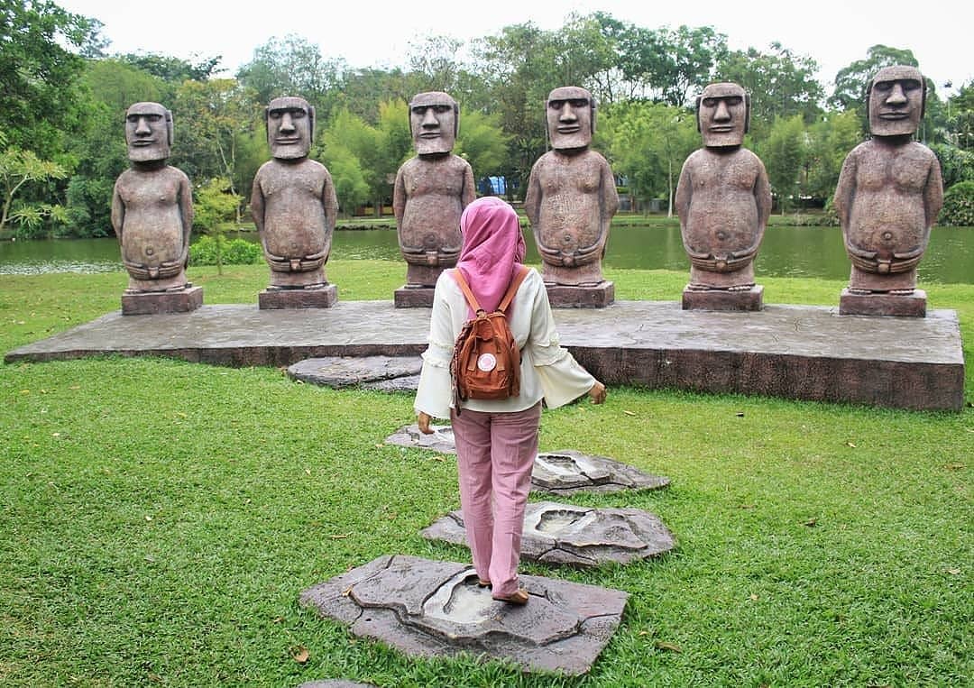 1. Sungai Hijau Bangkinang, 2. Desa Wisata Okura, 3. Boombara Waterpark, 4. Benteng Tujuh Lapis, 5. Taman Wisata Alam Mayang, 6. Kawah Biru, 7. Danau Buatan Lembah Sari, 8. Pemancingan Alam Mayang, 9. Riau Fantasi, 10. Taman Kota Pekanbaru, 11. Rumah Singgah Tuan Kadi, 12. Anjungan Seni Idrus Tintin, 13. Sungai Siak, 14. Balai Adat Melayu, 15. Perpustakaan Soeman HS, 16. Kebun Binatang Kubang, 17. Istana Siak Sri Indrapura, 18. Museum Sang Nila Utama, 19. Air Terjun Guruh Gemurai, 20. Air Terjun Aek Martua, 21. Taman Hutan Raya Sultan Syarif Hasyim, 22. Air Terjun Batang Kapas, 23. Pasar Bawah, 24. Citraland Waterpark, 25. Kuantan Regency Waterpark